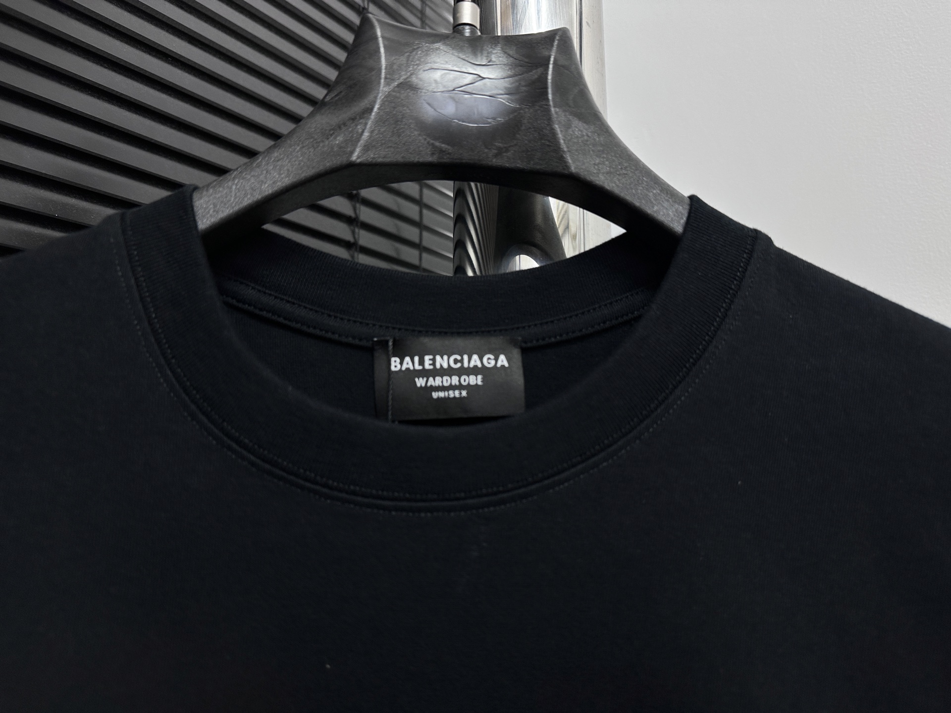 💰85
【BALENCIAG*】巴黎 25ss圆领珍珠双B短袖
⚠️不要机洗 
面料采用16支单精梳紧密纺纱做洗后280克加密平纹布 做无尘烧毛加面部轻食毛工艺  先扫描在人工对板一点点贴珠珠 精修细节而成 经反复修改才能对板一致  人工对板磨破加柔洗水穿后不变形 男女同款
尺码：S-XL