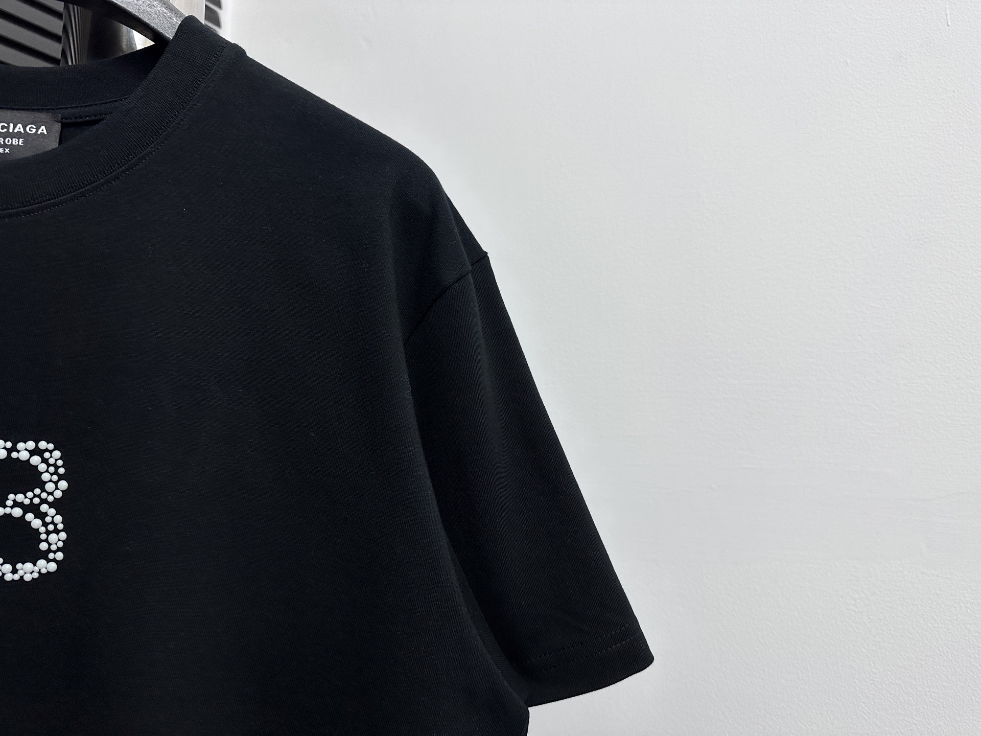 💰85
【BALENCIAG*】巴黎 25ss圆领珍珠双B短袖
⚠️不要机洗 
面料采用16支单精梳紧密纺纱做洗后280克加密平纹布 做无尘烧毛加面部轻食毛工艺  先扫描在人工对板一点点贴珠珠 精修细节而成 经反复修改才能对板一致  人工对板磨破加柔洗水穿后不变形 男女同款
尺码：S-XL
