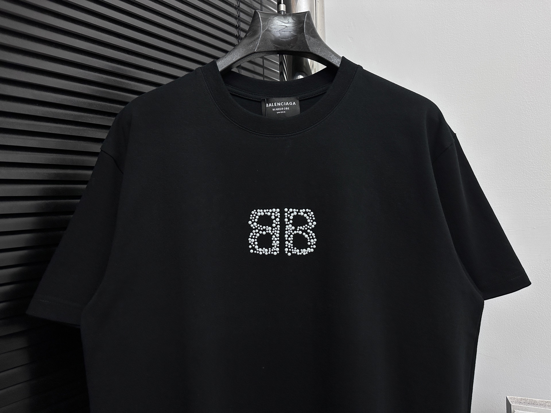 💰85
【BALENCIAG*】巴黎 25ss圆领珍珠双B短袖
⚠️不要机洗 
面料采用16支单精梳紧密纺纱做洗后280克加密平纹布 做无尘烧毛加面部轻食毛工艺  先扫描在人工对板一点点贴珠珠 精修细节而成 经反复修改才能对板一致  人工对板磨破加柔洗水穿后不变形 男女同款
尺码：S-XL