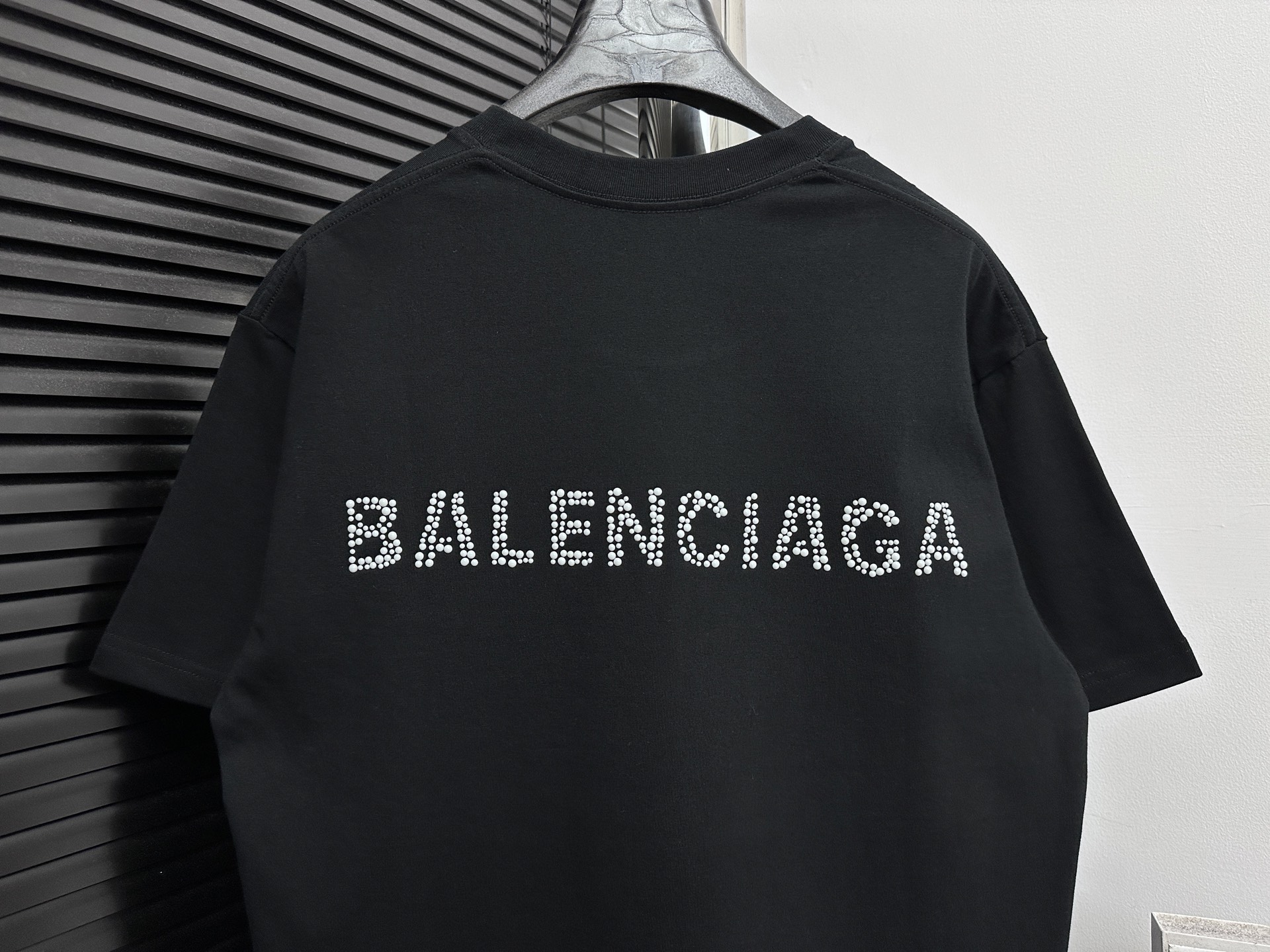 💰85
【BALENCIAG*】巴黎 25ss圆领珍珠双B短袖
⚠️不要机洗 
面料采用16支单精梳紧密纺纱做洗后280克加密平纹布 做无尘烧毛加面部轻食毛工艺  先扫描在人工对板一点点贴珠珠 精修细节而成 经反复修改才能对板一致  人工对板磨破加柔洗水穿后不变形 男女同款
尺码：S-XL