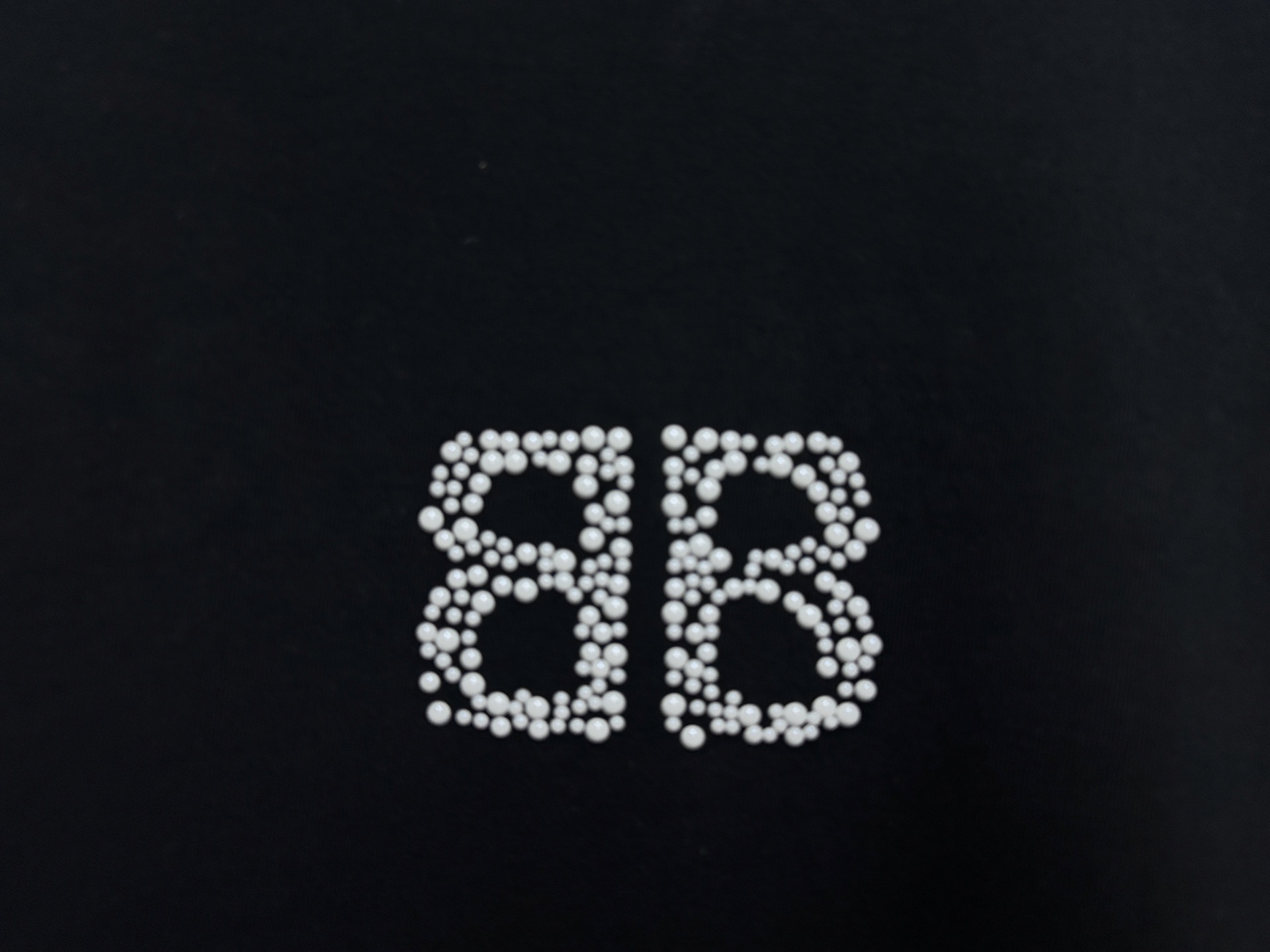 💰85
【BALENCIAG*】巴黎 25ss圆领珍珠双B短袖
⚠️不要机洗 
面料采用16支单精梳紧密纺纱做洗后280克加密平纹布 做无尘烧毛加面部轻食毛工艺  先扫描在人工对板一点点贴珠珠 精修细节而成 经反复修改才能对板一致  人工对板磨破加柔洗水穿后不变形 男女同款
尺码：S-XL