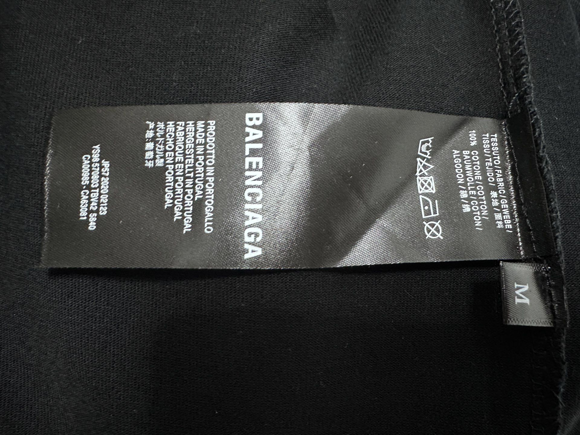 💰85
【BALENCIAG*】巴黎 25ss圆领珍珠双B短袖
⚠️不要机洗 
面料采用16支单精梳紧密纺纱做洗后280克加密平纹布 做无尘烧毛加面部轻食毛工艺  先扫描在人工对板一点点贴珠珠 精修细节而成 经反复修改才能对板一致  人工对板磨破加柔洗水穿后不变形 男女同款
尺码：S-XL