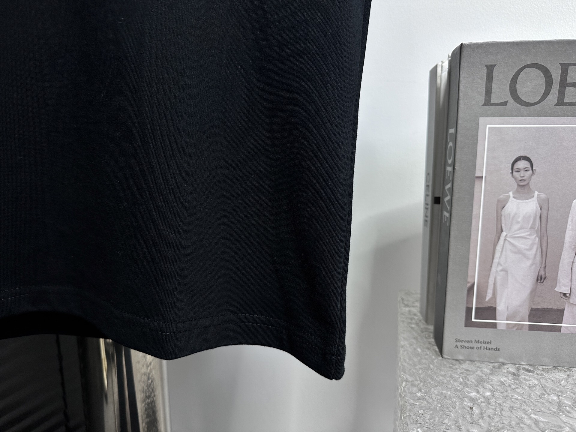 💰85
【BALENCIAG*】巴黎 25ss圆领珍珠双B短袖
⚠️不要机洗 
面料采用16支单精梳紧密纺纱做洗后280克加密平纹布 做无尘烧毛加面部轻食毛工艺  先扫描在人工对板一点点贴珠珠 精修细节而成 经反复修改才能对板一致  人工对板磨破加柔洗水穿后不变形 男女同款
尺码：S-XL