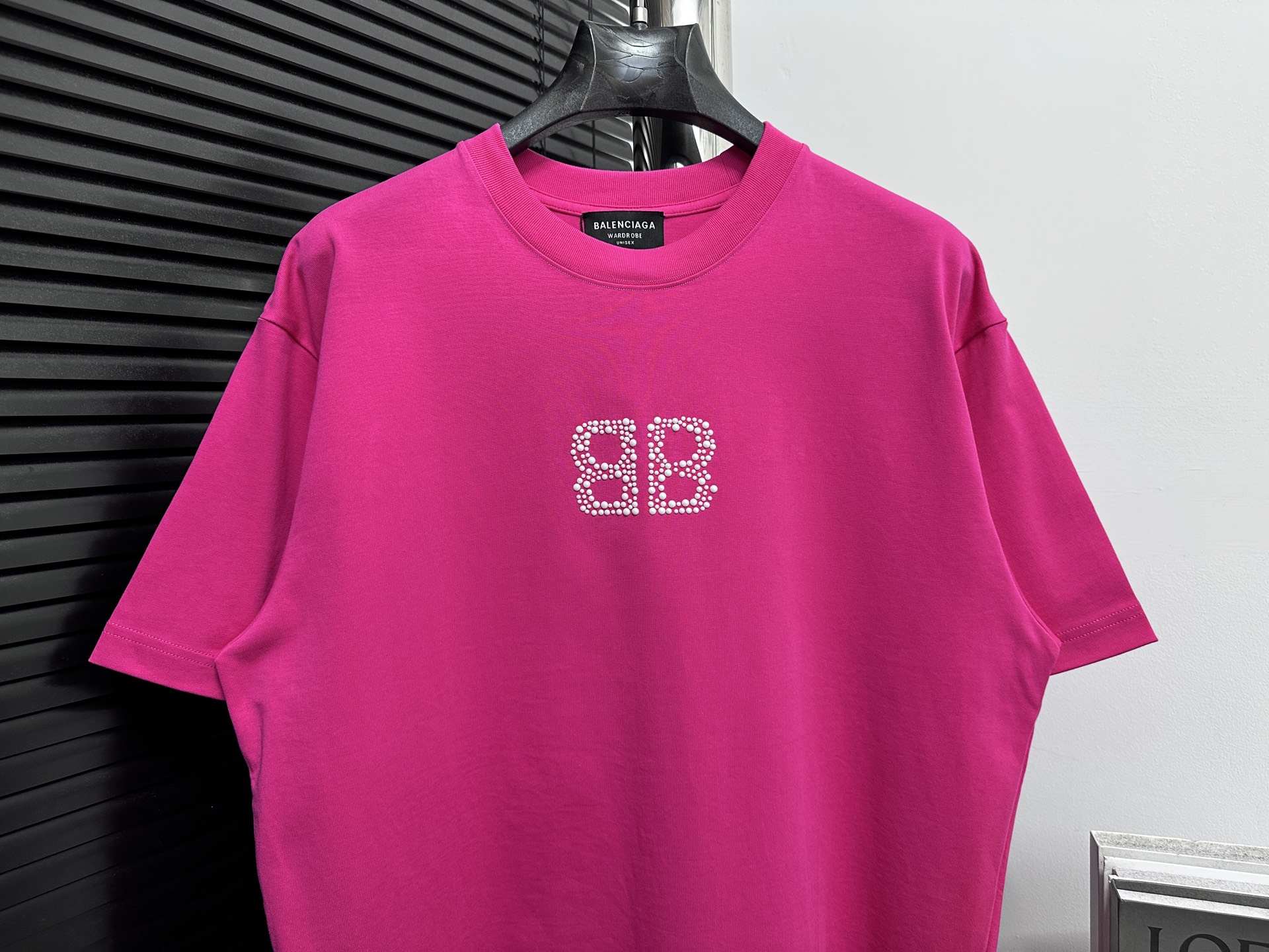 💰85
【BALENCIAG*】巴黎 25ss圆领珍珠双B短袖
⚠️不要机洗 
面料采用16支单精梳紧密纺纱做洗后280克加密平纹布 做无尘烧毛加面部轻食毛工艺  先扫描在人工对板一点点贴珠珠 精修细节而成 经反复修改才能对板一致  人工对板磨破加柔洗水穿后不变形 男女同款
尺码：S-XL