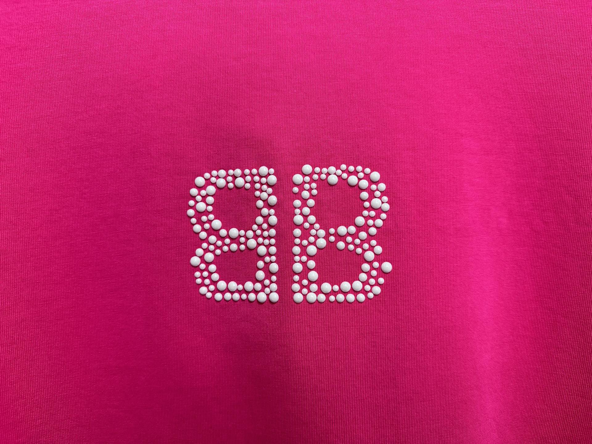 💰85
【BALENCIAG*】巴黎 25ss圆领珍珠双B短袖
⚠️不要机洗 
面料采用16支单精梳紧密纺纱做洗后280克加密平纹布 做无尘烧毛加面部轻食毛工艺  先扫描在人工对板一点点贴珠珠 精修细节而成 经反复修改才能对板一致  人工对板磨破加柔洗水穿后不变形 男女同款
尺码：S-XL