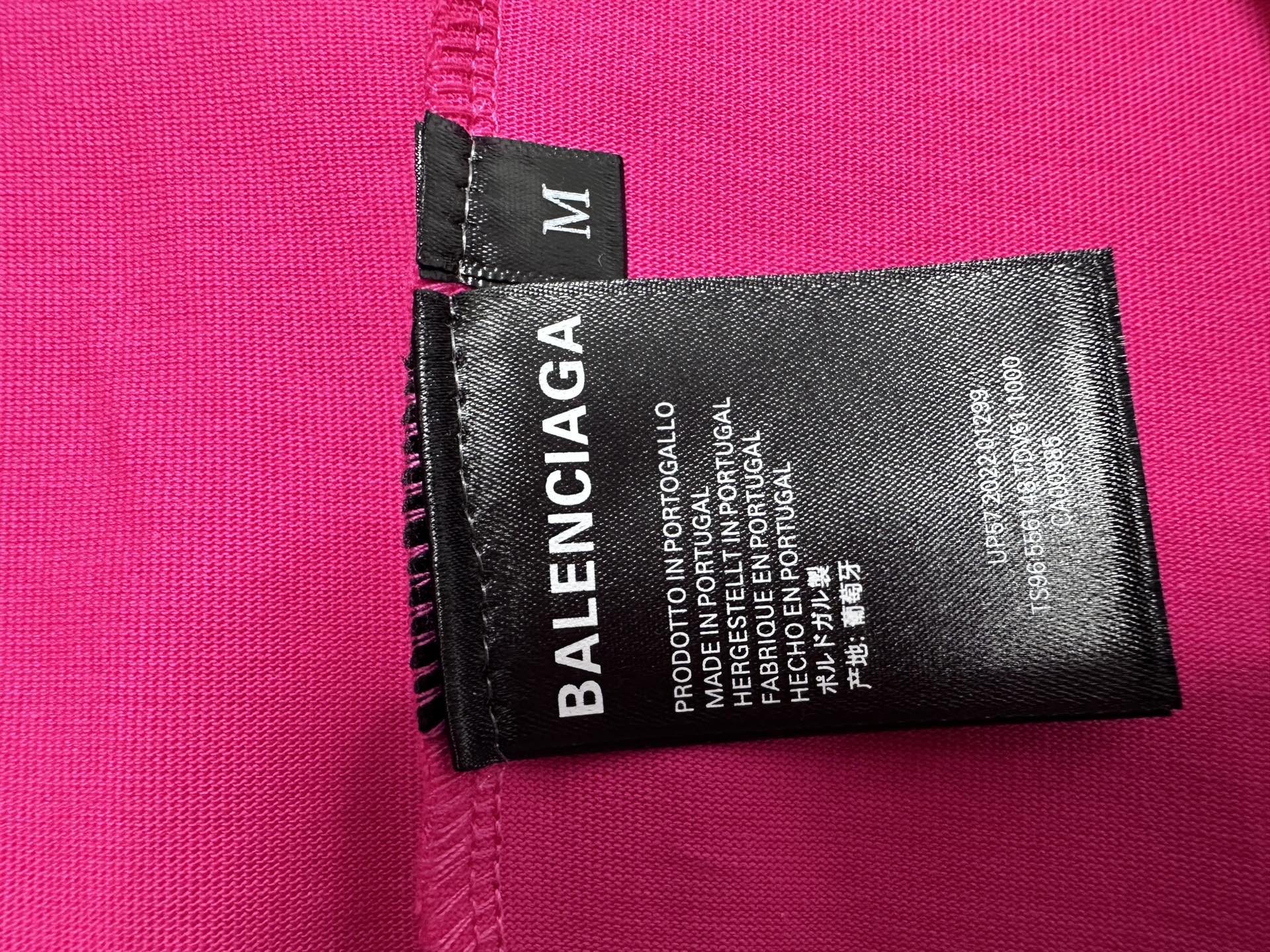 💰85
【BALENCIAG*】巴黎 25ss圆领珍珠双B短袖
⚠️不要机洗 
面料采用16支单精梳紧密纺纱做洗后280克加密平纹布 做无尘烧毛加面部轻食毛工艺  先扫描在人工对板一点点贴珠珠 精修细节而成 经反复修改才能对板一致  人工对板磨破加柔洗水穿后不变形 男女同款
尺码：S-XL
