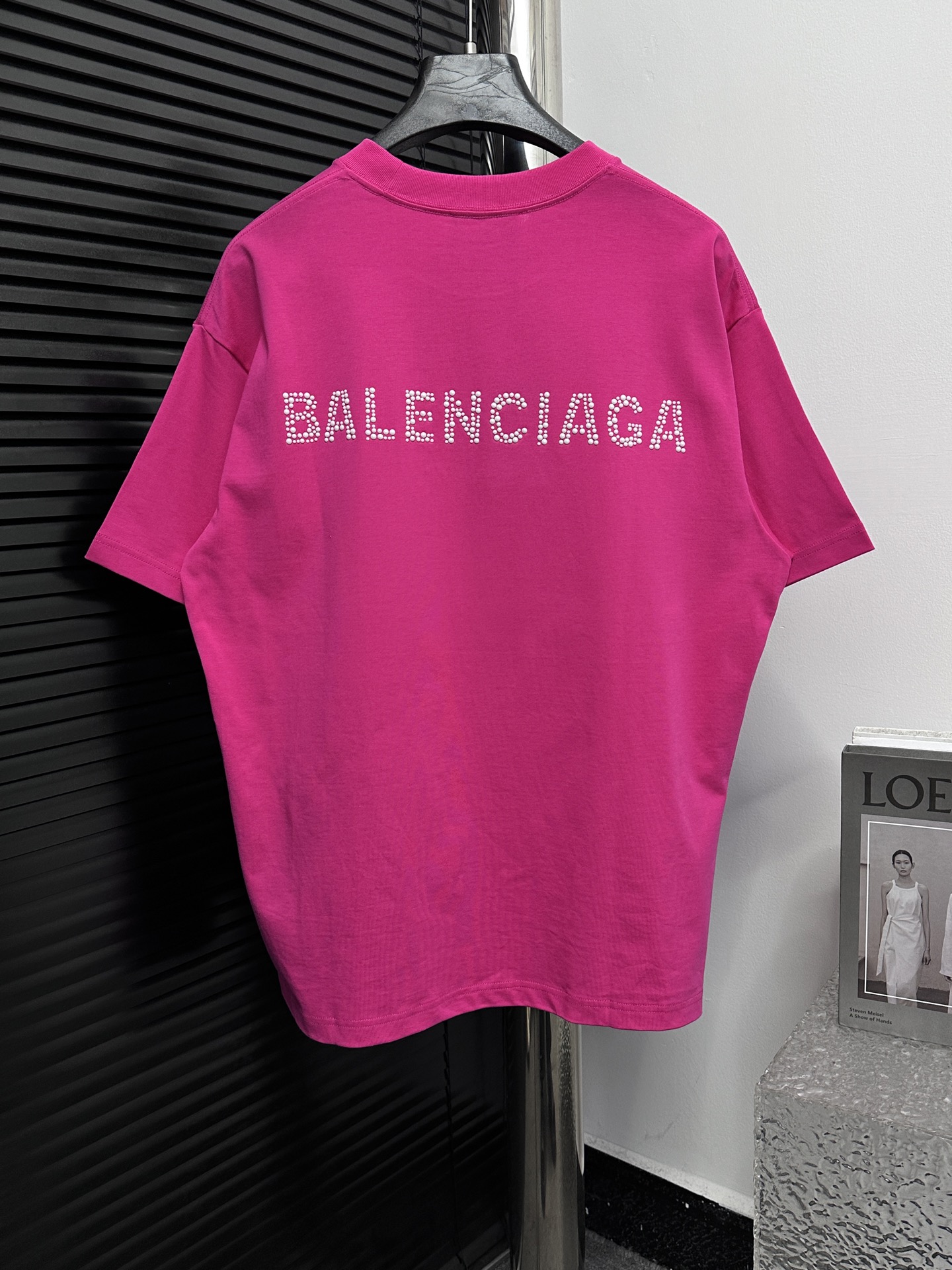 💰85
【BALENCIAG*】巴黎 25ss圆领珍珠双B短袖
⚠️不要机洗 
面料采用16支单精梳紧密纺纱做洗后280克加密平纹布 做无尘烧毛加面部轻食毛工艺  先扫描在人工对板一点点贴珠珠 精修细节而成 经反复修改才能对板一致  人工对板磨破加柔洗水穿后不变形 男女同款
尺码：S-XL