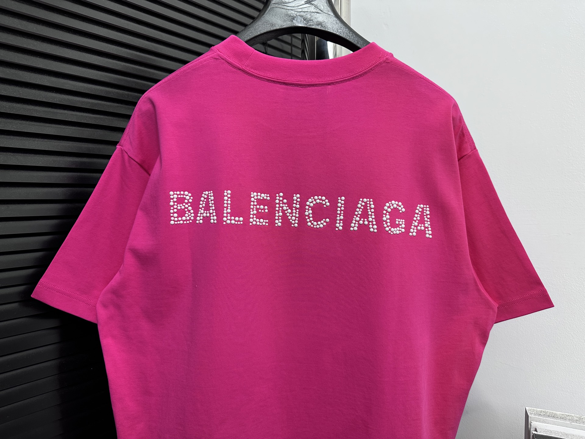💰85
【BALENCIAG*】巴黎 25ss圆领珍珠双B短袖
⚠️不要机洗 
面料采用16支单精梳紧密纺纱做洗后280克加密平纹布 做无尘烧毛加面部轻食毛工艺  先扫描在人工对板一点点贴珠珠 精修细节而成 经反复修改才能对板一致  人工对板磨破加柔洗水穿后不变形 男女同款
尺码：S-XL