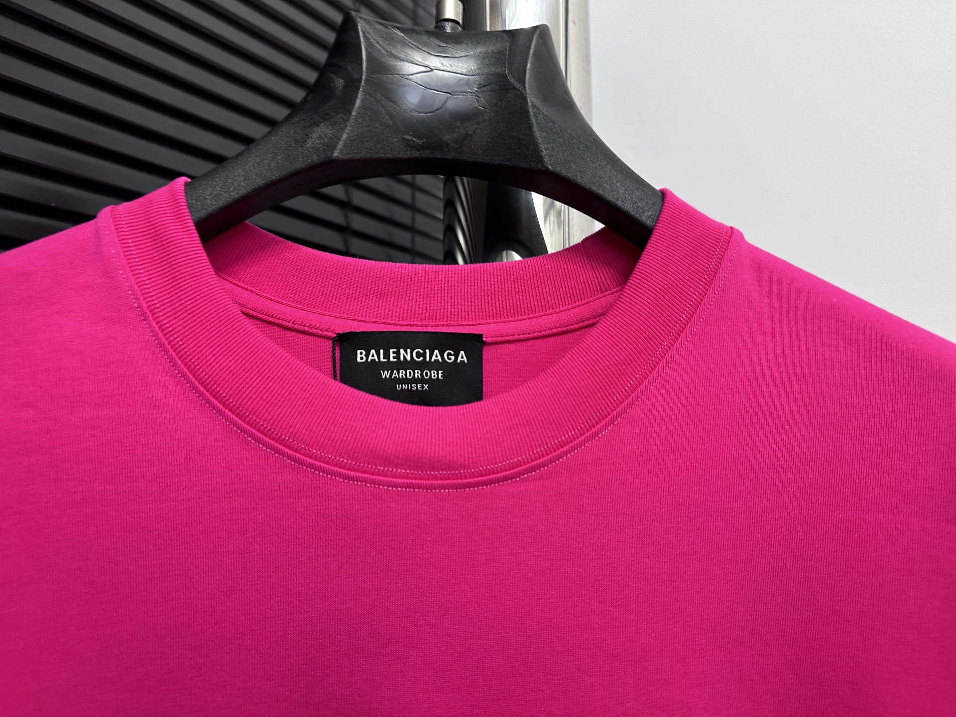 💰85
【BALENCIAG*】巴黎 25ss圆领珍珠双B短袖
⚠️不要机洗 
面料采用16支单精梳紧密纺纱做洗后280克加密平纹布 做无尘烧毛加面部轻食毛工艺  先扫描在人工对板一点点贴珠珠 精修细节而成 经反复修改才能对板一致  人工对板磨破加柔洗水穿后不变形 男女同款
尺码：S-XL
