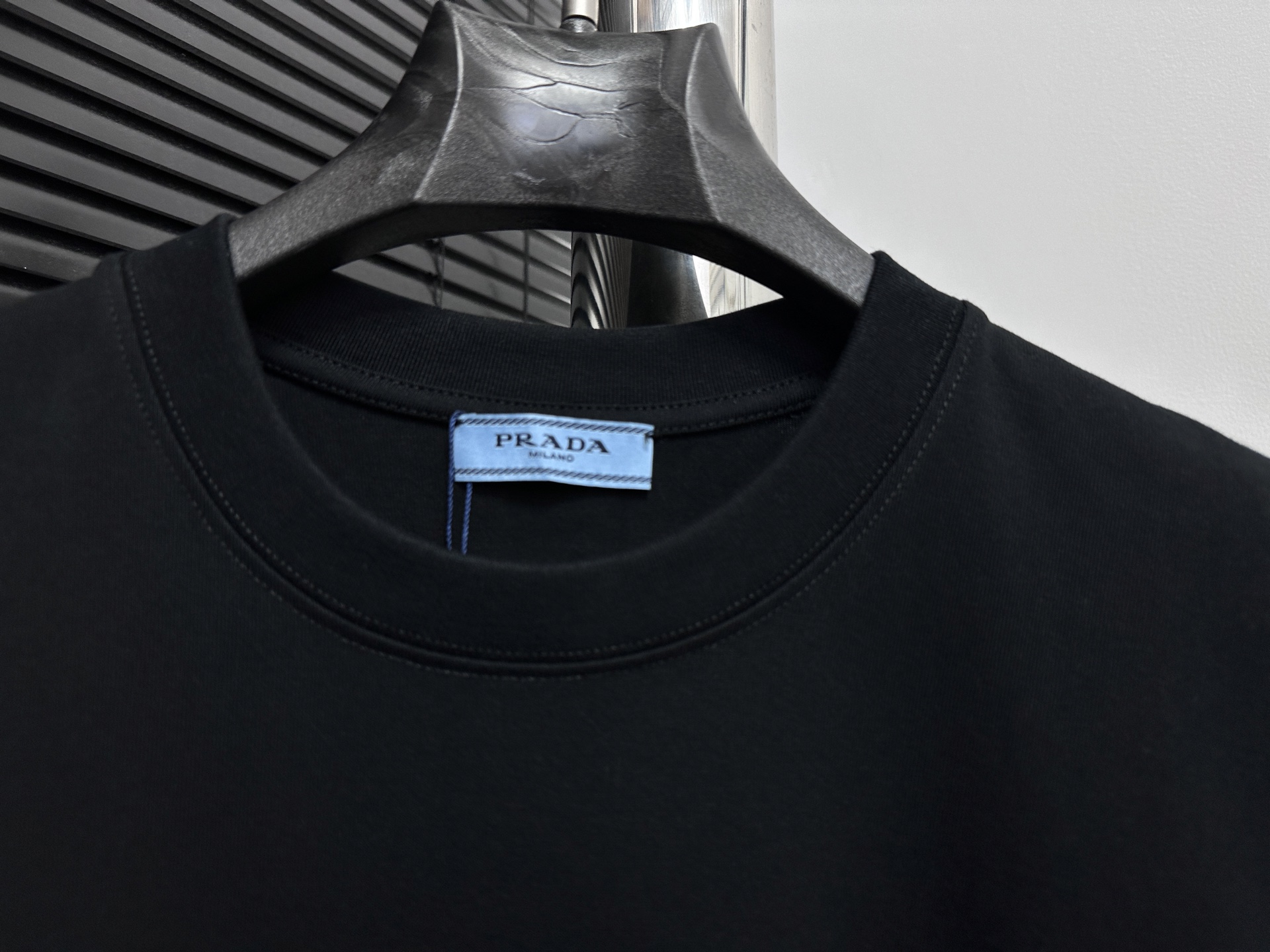 💰85
【Prada】普拉达25ss字母logo短袖T恤
280克定制棉，面料柔软舒适，全新设计灵感，极具时尚代表性!手感舒适透气!极为时尚耐看有腔调，上身效果高端大气，极致有型的百搭款!
尺码：S-XL