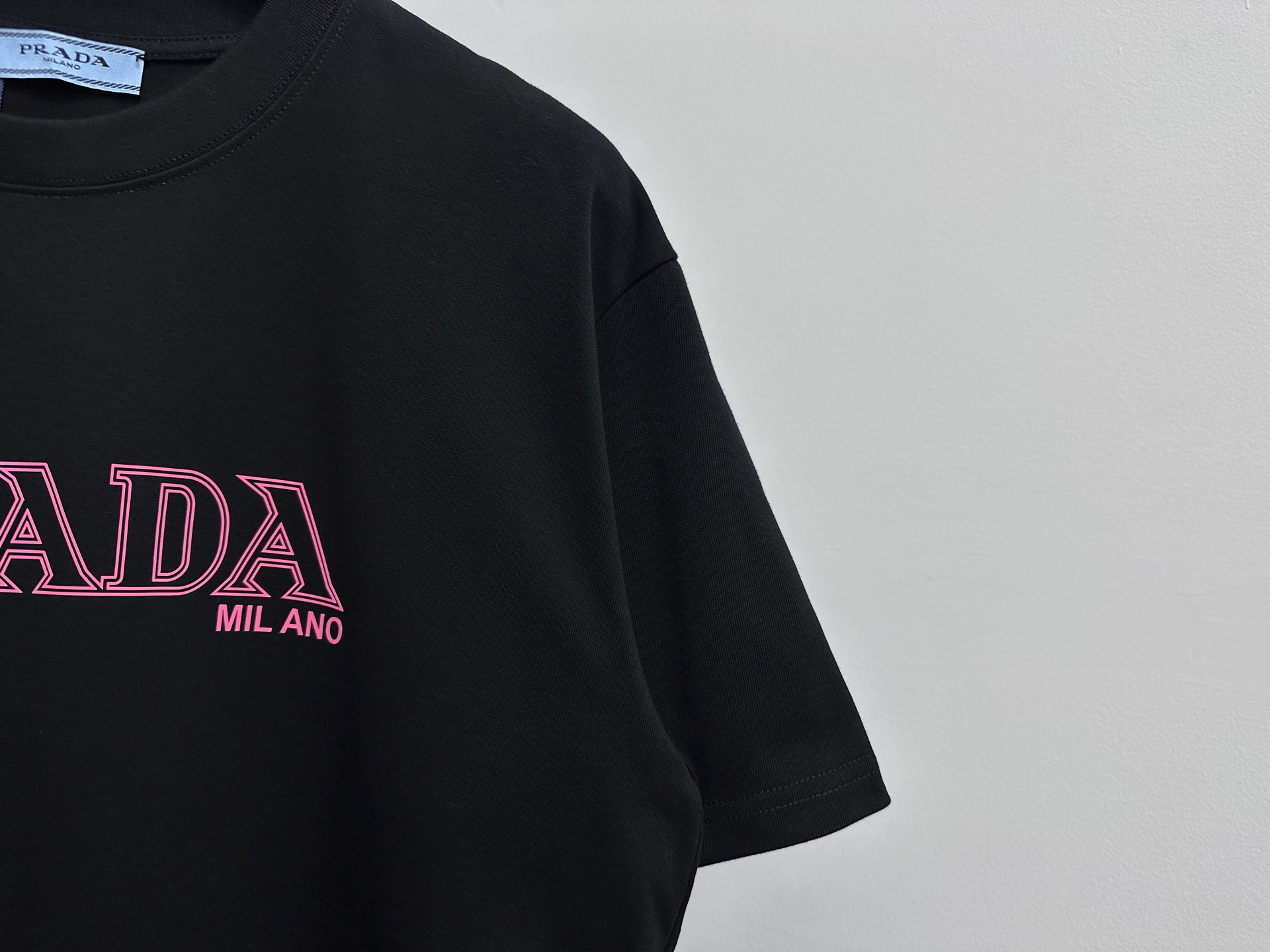 💰85
【Prada】普拉达25ss字母logo短袖T恤
280克定制棉，面料柔软舒适，全新设计灵感，极具时尚代表性!手感舒适透气!极为时尚耐看有腔调，上身效果高端大气，极致有型的百搭款!
尺码：S-XL
