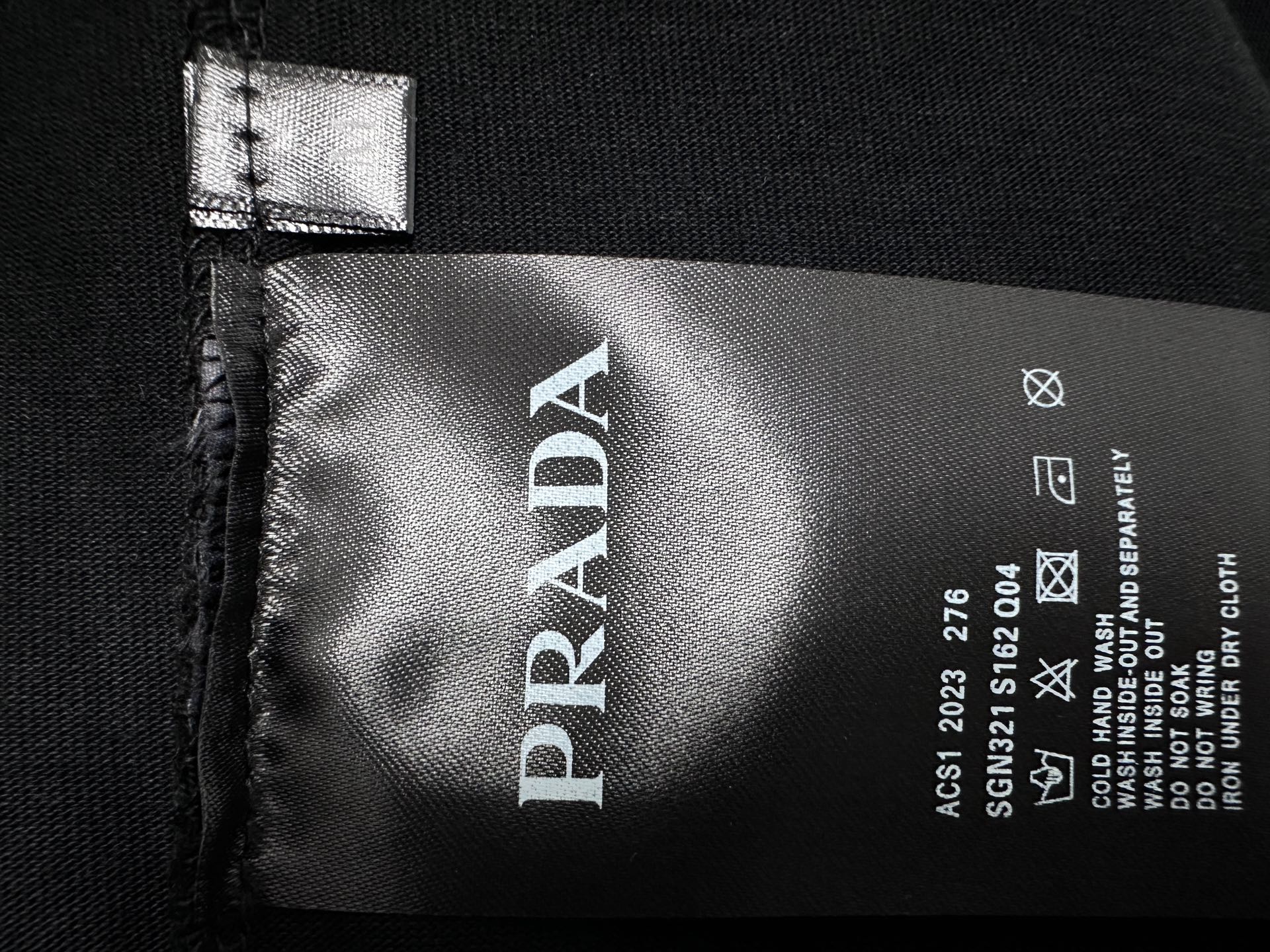 💰85
【Prada】普拉达25ss字母logo短袖T恤
280克定制棉，面料柔软舒适，全新设计灵感，极具时尚代表性!手感舒适透气!极为时尚耐看有腔调，上身效果高端大气，极致有型的百搭款!
尺码：S-XL