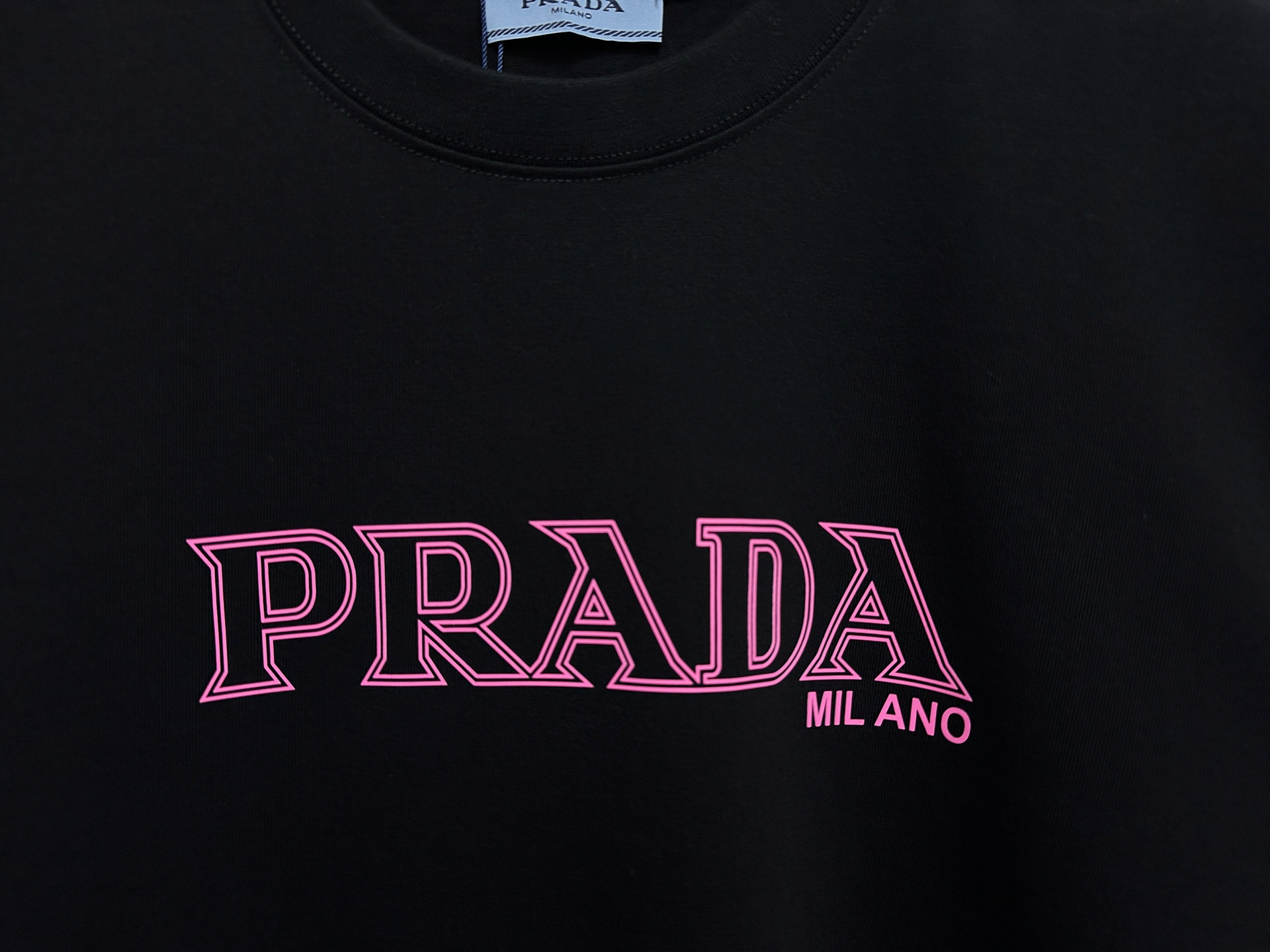 💰85
【Prada】普拉达25ss字母logo短袖T恤
280克定制棉，面料柔软舒适，全新设计灵感，极具时尚代表性!手感舒适透气!极为时尚耐看有腔调，上身效果高端大气，极致有型的百搭款!
尺码：S-XL