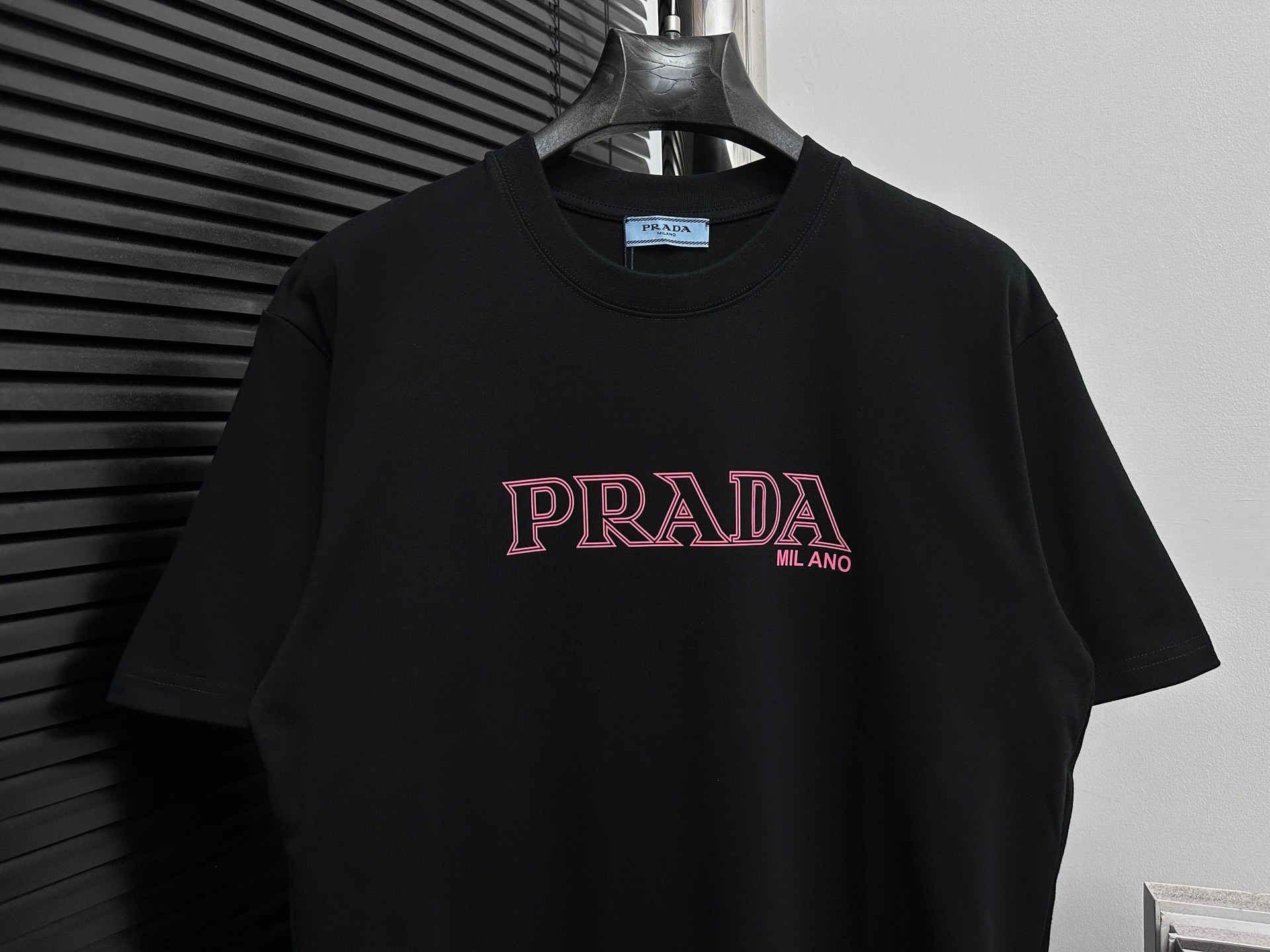 💰85
【Prada】普拉达25ss字母logo短袖T恤
280克定制棉，面料柔软舒适，全新设计灵感，极具时尚代表性!手感舒适透气!极为时尚耐看有腔调，上身效果高端大气，极致有型的百搭款!
尺码：S-XL