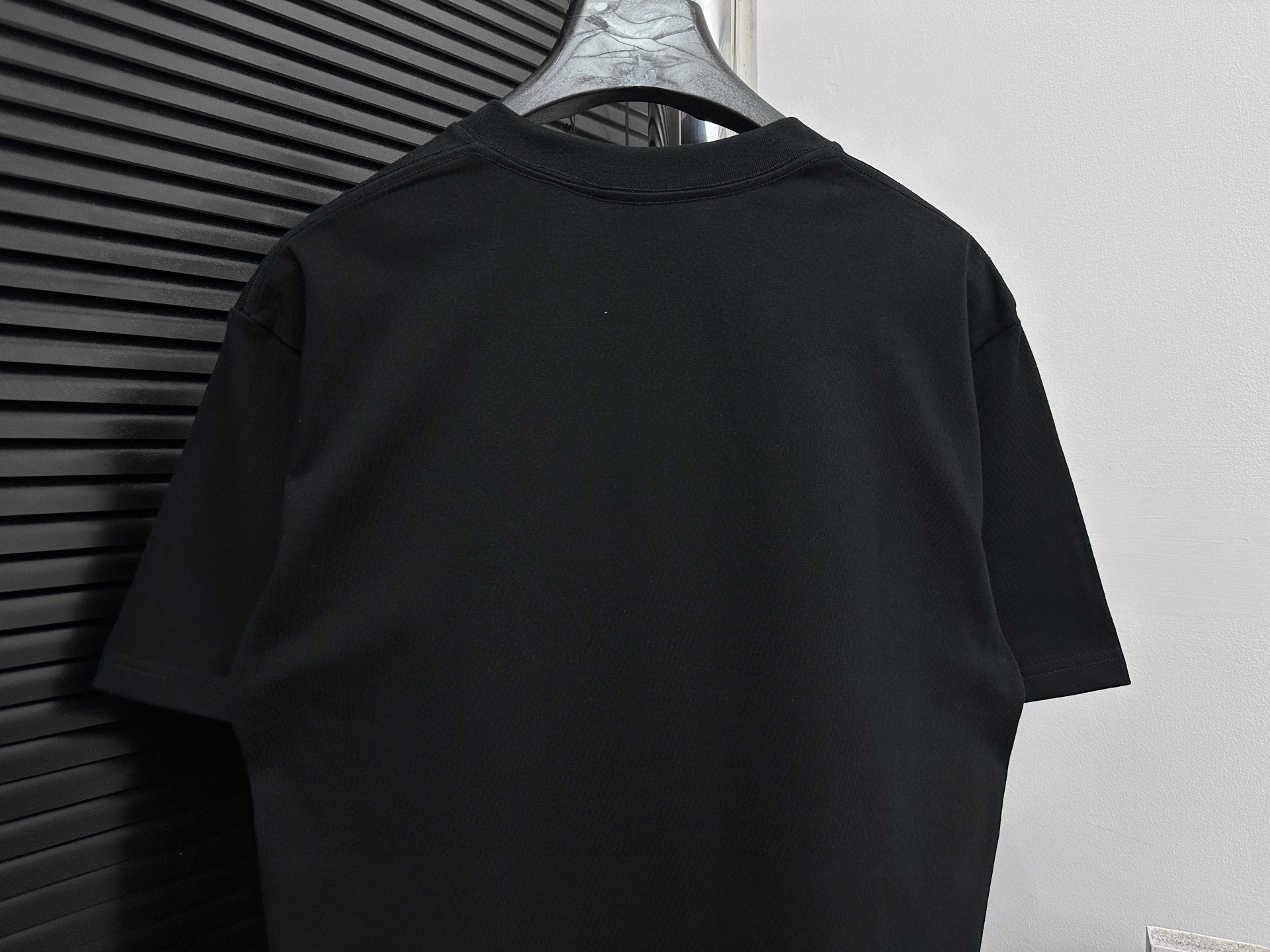 💰85
【Prada】普拉达25ss字母logo短袖T恤
280克定制棉，面料柔软舒适，全新设计灵感，极具时尚代表性!手感舒适透气!极为时尚耐看有腔调，上身效果高端大气，极致有型的百搭款!
尺码：S-XL