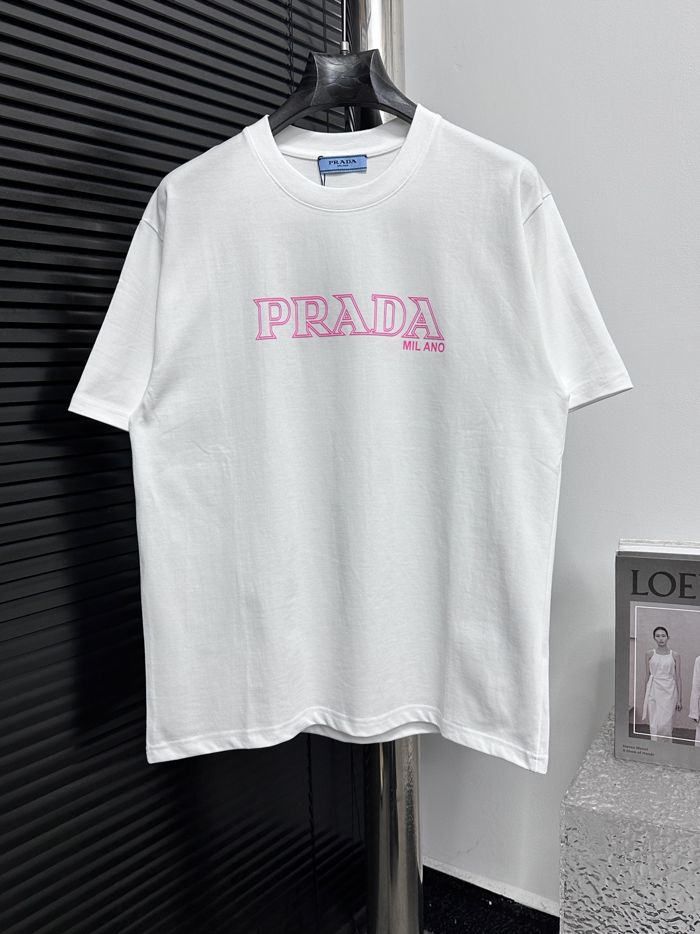 [Prada] Camiseta de manga corta con logo de letra Prada 25ss 280 g de algodón personalizado, tejido suave y cómodo, nue…
