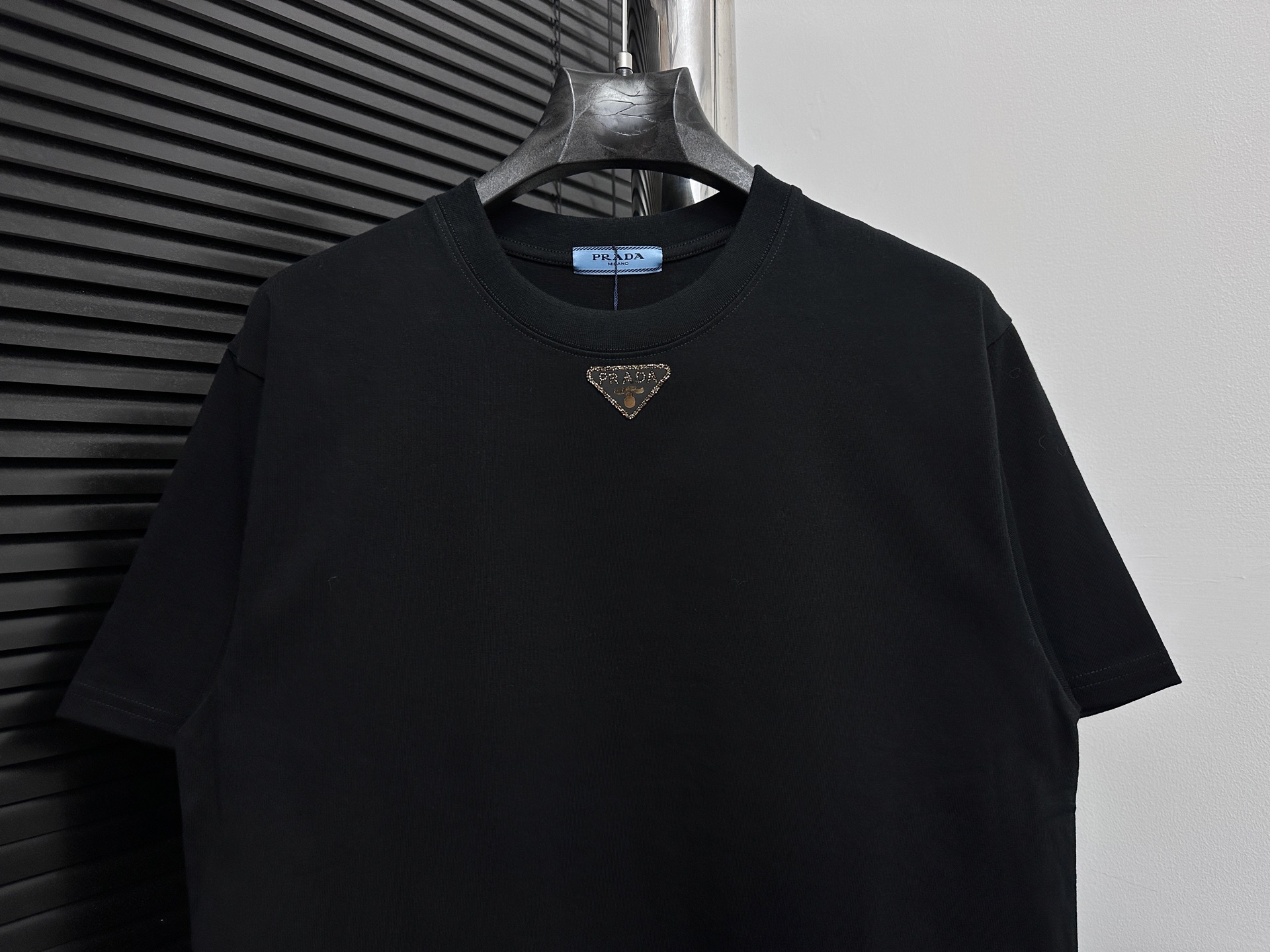 💰85
【Prada】普拉达25ss三角标短袖T恤
280克定制棉，面料柔软舒适，全新设计灵感，极具时尚代表性!手感舒适透气!极为时尚耐看有腔调，上身效果高端大气，极致有型的百搭款!
尺码：S-XL