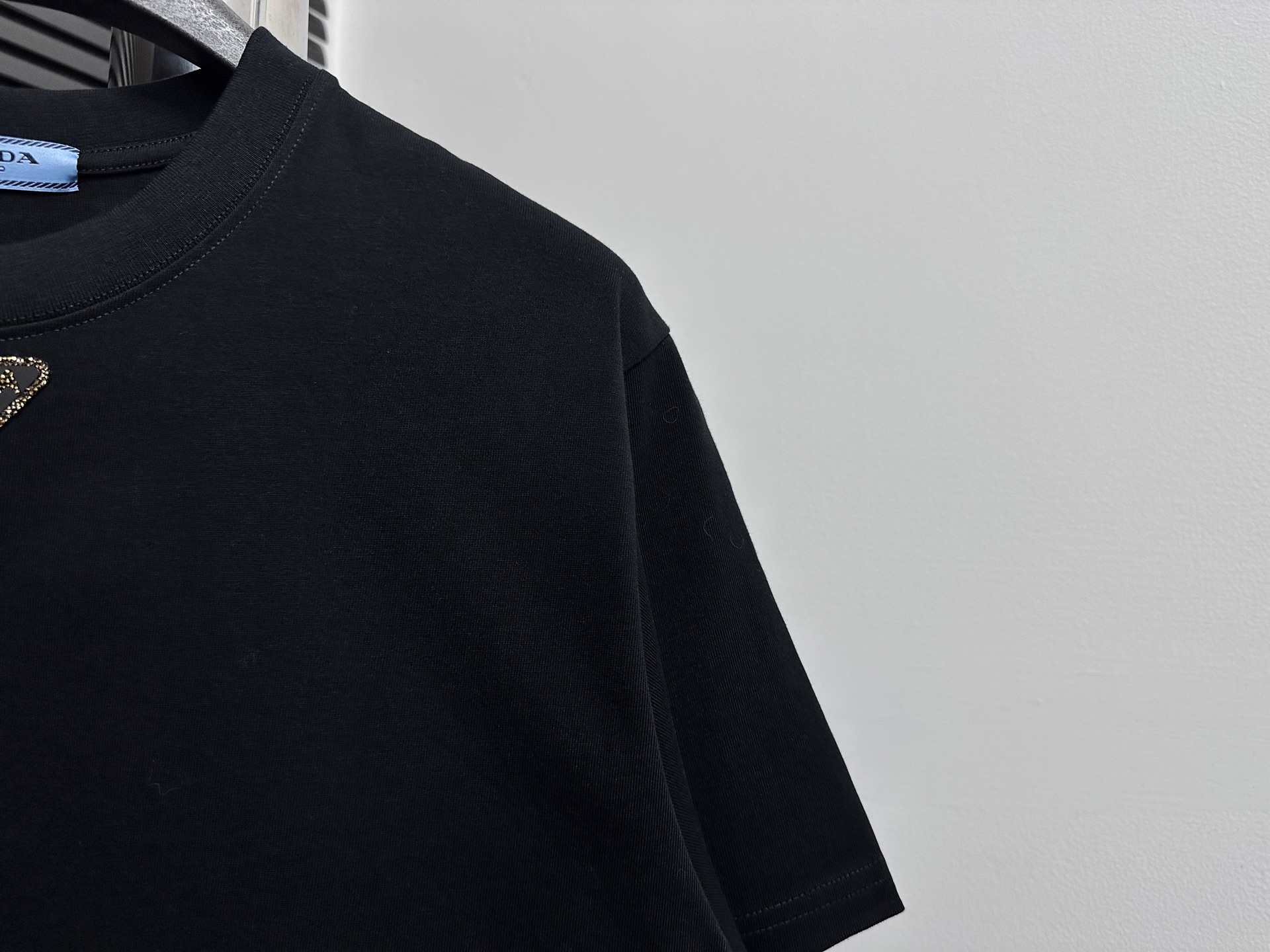 💰85
【Prada】普拉达25ss三角标短袖T恤
280克定制棉，面料柔软舒适，全新设计灵感，极具时尚代表性!手感舒适透气!极为时尚耐看有腔调，上身效果高端大气，极致有型的百搭款!
尺码：S-XL