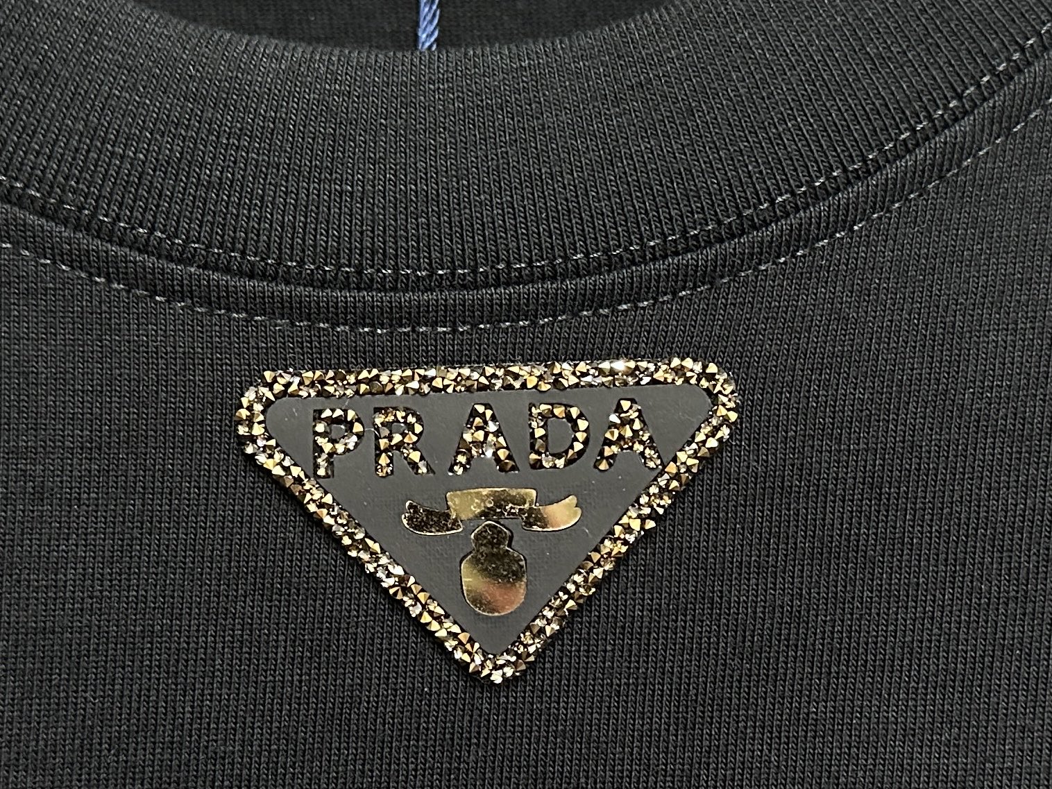 💰85
【Prada】普拉达25ss三角标短袖T恤
280克定制棉，面料柔软舒适，全新设计灵感，极具时尚代表性!手感舒适透气!极为时尚耐看有腔调，上身效果高端大气，极致有型的百搭款!
尺码：S-XL
