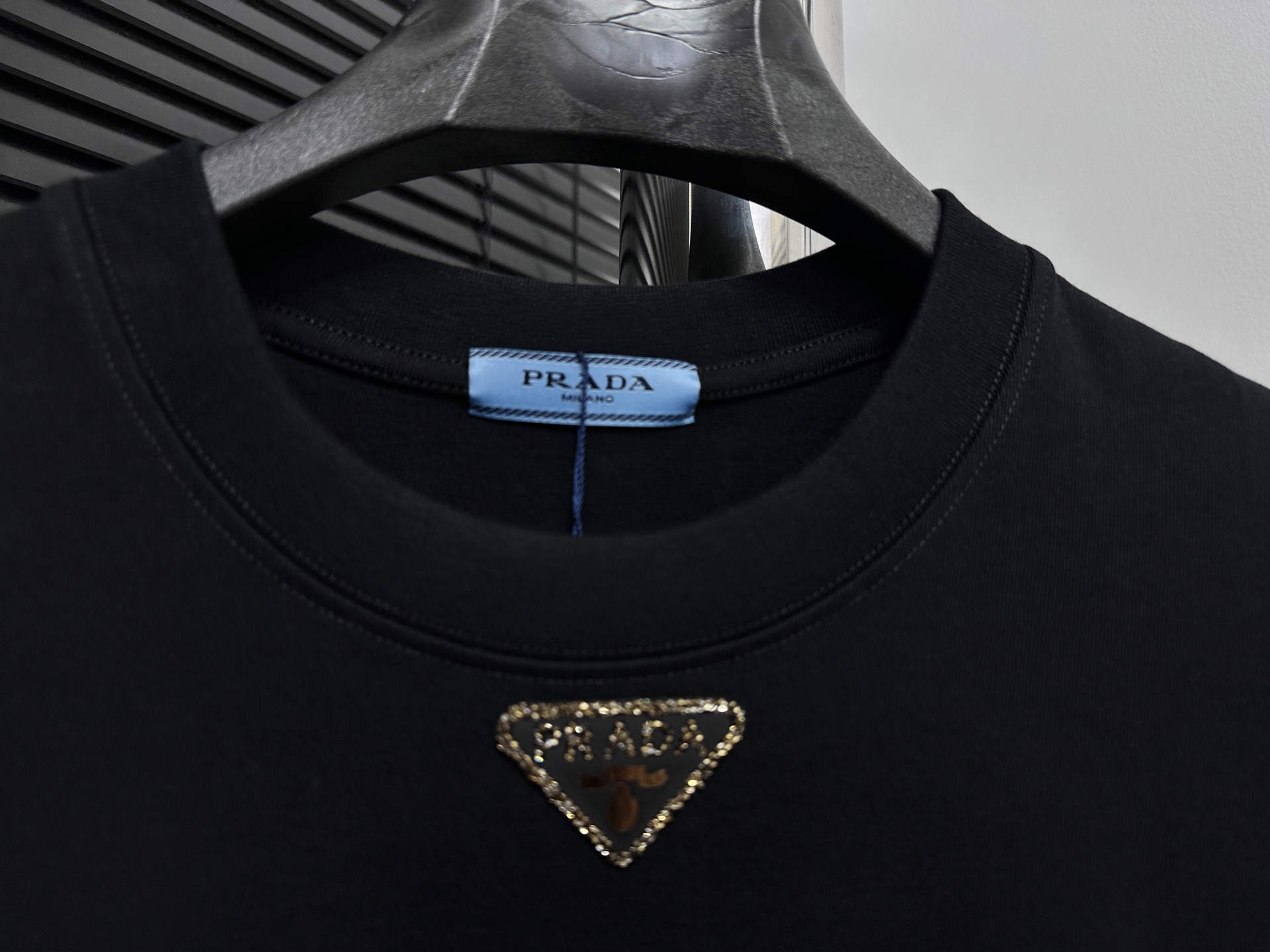 💰85
【Prada】普拉达25ss三角标短袖T恤
280克定制棉，面料柔软舒适，全新设计灵感，极具时尚代表性!手感舒适透气!极为时尚耐看有腔调，上身效果高端大气，极致有型的百搭款!
尺码：S-XL