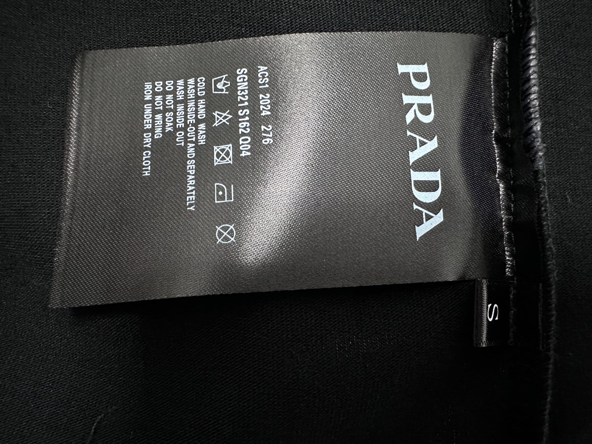 💰85
【Prada】普拉达25ss三角标短袖T恤
280克定制棉，面料柔软舒适，全新设计灵感，极具时尚代表性!手感舒适透气!极为时尚耐看有腔调，上身效果高端大气，极致有型的百搭款!
尺码：S-XL