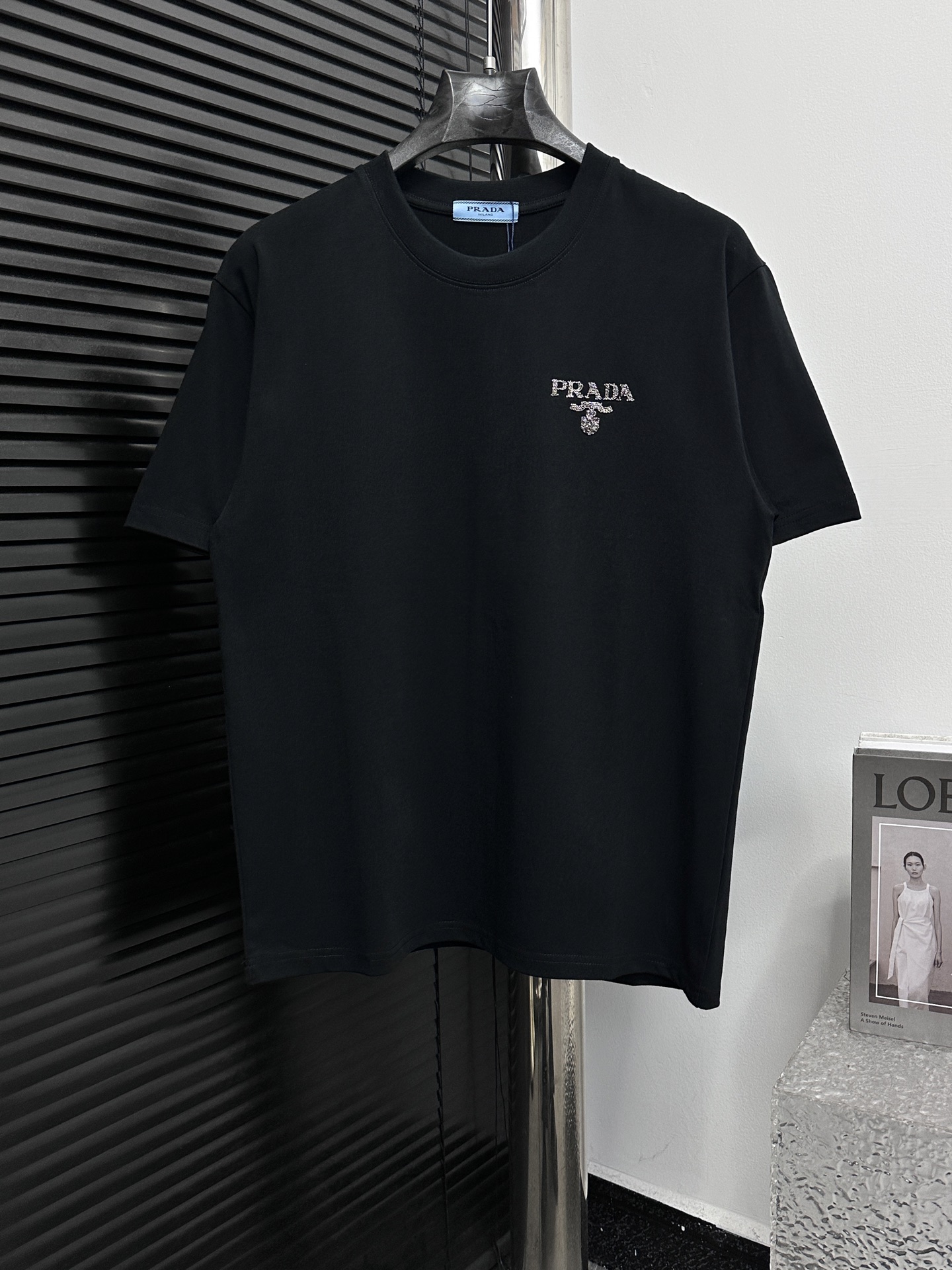 ￼ 【Prada】 Camiseta de manga corta con letras Prada 25ss 280 g de algodón personalizado, tejido suave y cómodo, nueva in…