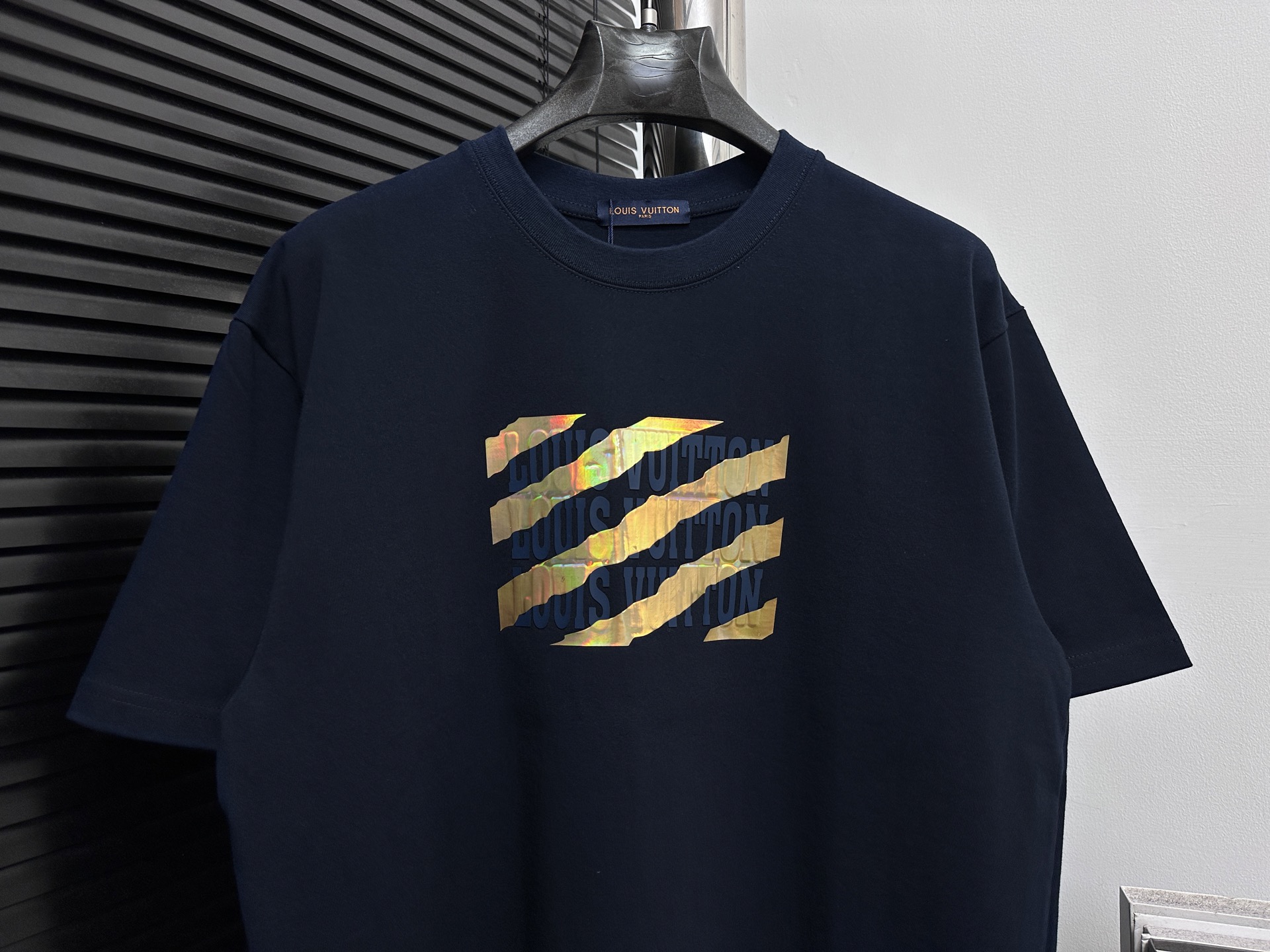 💰85
【Louis Vuitto*】路易25ss 字母短袖T恤
全套定制辅料，所有细节完美还原 定织定染260g纯棉双纱紧密棉面料，洗水后达280g +2x2配套螺纹，
精细的细节处理，造就了立体浮雕的效果。
上身超赞.男女同款 各种身材都可轻松驾驭，值得入手的一件精品！
尺码：S-XL