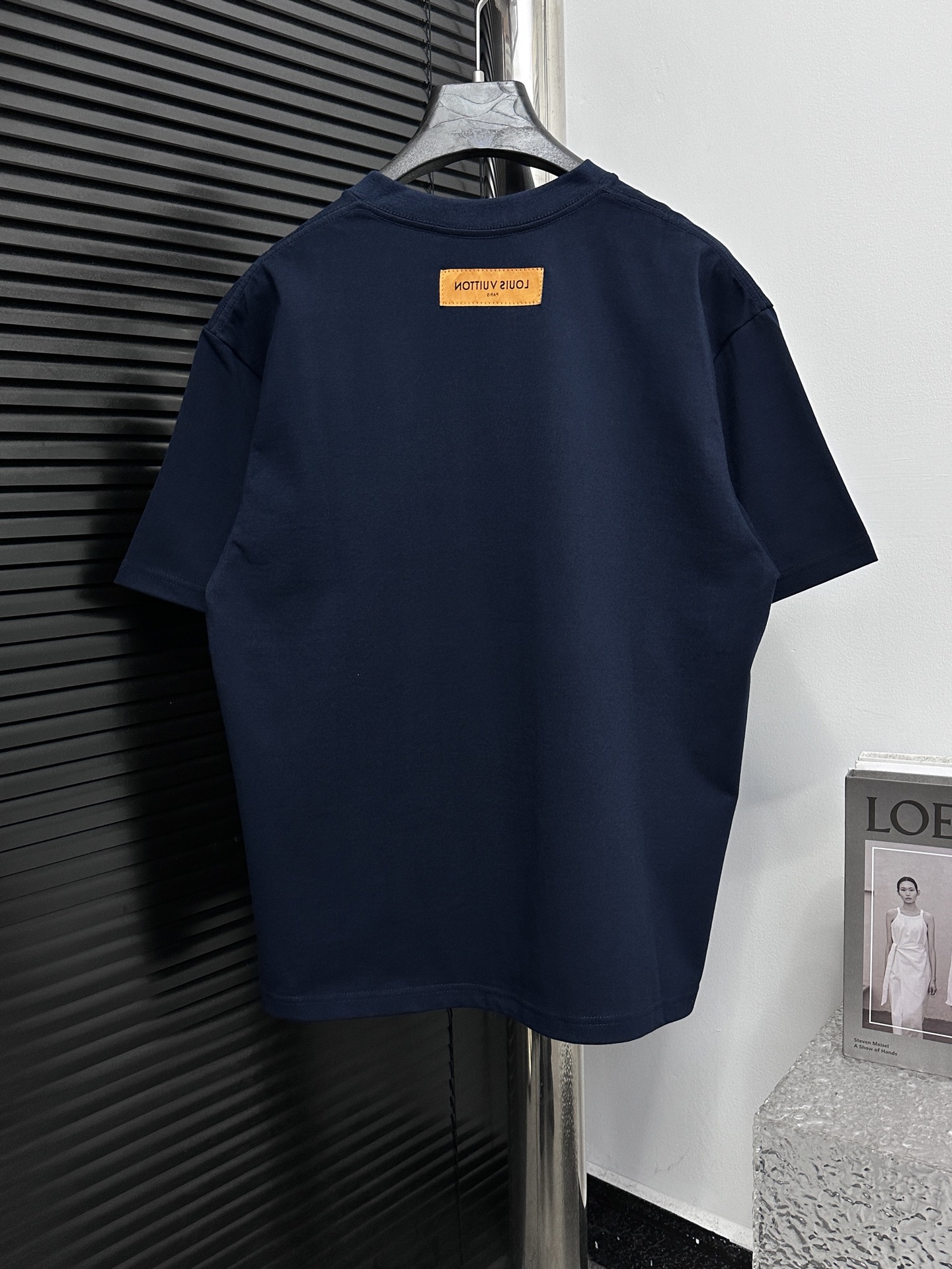 💰85
【Louis Vuitto*】路易25ss 字母短袖T恤
全套定制辅料，所有细节完美还原 定织定染260g纯棉双纱紧密棉面料，洗水后达280g +2x2配套螺纹，
精细的细节处理，造就了立体浮雕的效果。
上身超赞.男女同款 各种身材都可轻松驾驭，值得入手的一件精品！
尺码：S-XL