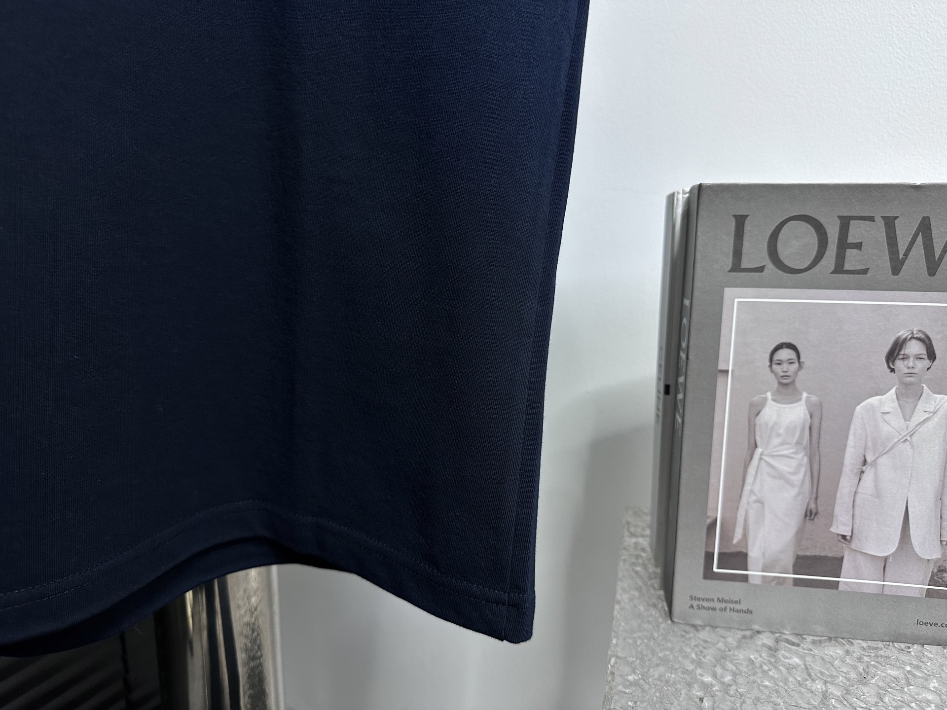 💰85
【Louis Vuitto*】路易25ss 字母短袖T恤
全套定制辅料，所有细节完美还原 定织定染260g纯棉双纱紧密棉面料，洗水后达280g +2x2配套螺纹，
精细的细节处理，造就了立体浮雕的效果。
上身超赞.男女同款 各种身材都可轻松驾驭，值得入手的一件精品！
尺码：S-XL