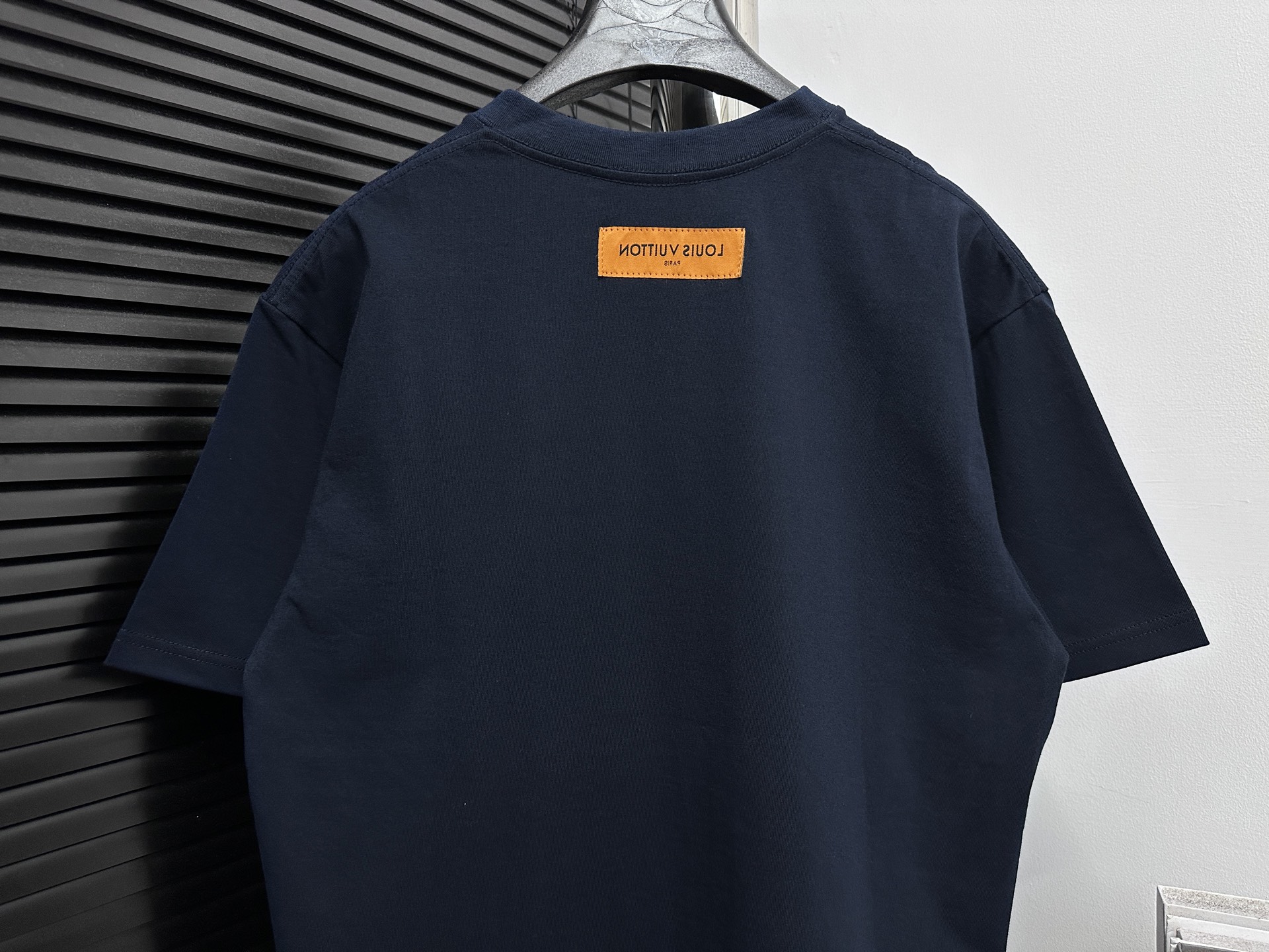 💰85
【Louis Vuitto*】路易25ss 字母短袖T恤
全套定制辅料，所有细节完美还原 定织定染260g纯棉双纱紧密棉面料，洗水后达280g +2x2配套螺纹，
精细的细节处理，造就了立体浮雕的效果。
上身超赞.男女同款 各种身材都可轻松驾驭，值得入手的一件精品！
尺码：S-XL