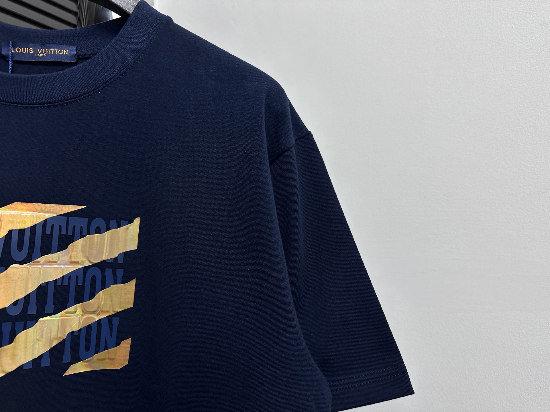 💰85
【Louis Vuitto*】路易25ss 字母短袖T恤
全套定制辅料，所有细节完美还原 定织定染260g纯棉双纱紧密棉面料，洗水后达280g +2x2配套螺纹，
精细的细节处理，造就了立体浮雕的效果。
上身超赞.男女同款 各种身材都可轻松驾驭，值得入手的一件精品！
尺码：S-XL