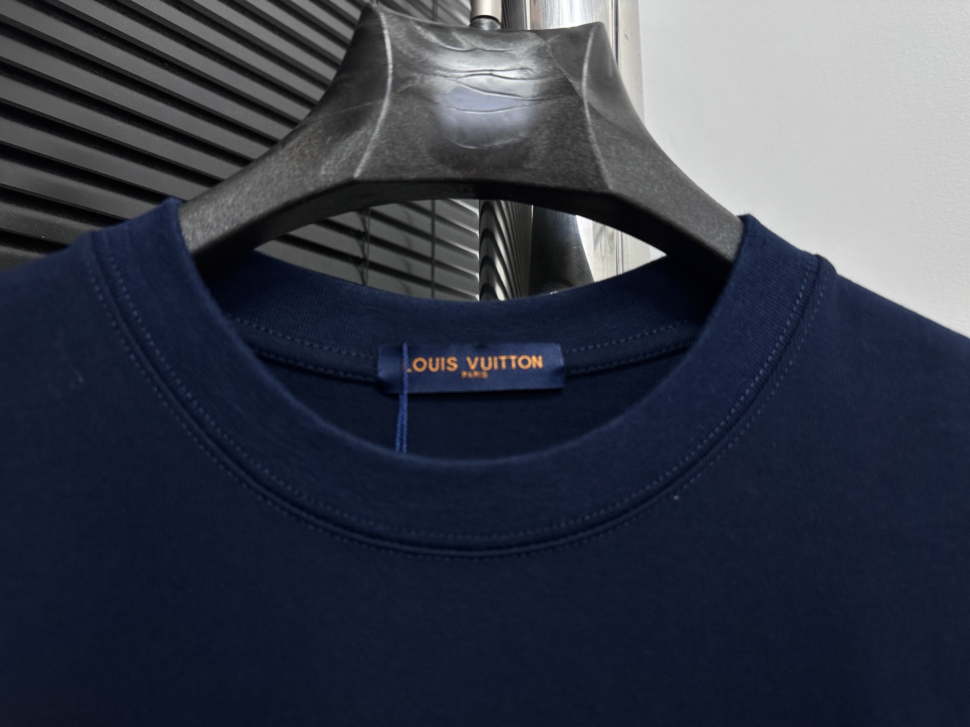 💰85
【Louis Vuitto*】路易25ss 字母短袖T恤
全套定制辅料，所有细节完美还原 定织定染260g纯棉双纱紧密棉面料，洗水后达280g +2x2配套螺纹，
精细的细节处理，造就了立体浮雕的效果。
上身超赞.男女同款 各种身材都可轻松驾驭，值得入手的一件精品！
尺码：S-XL