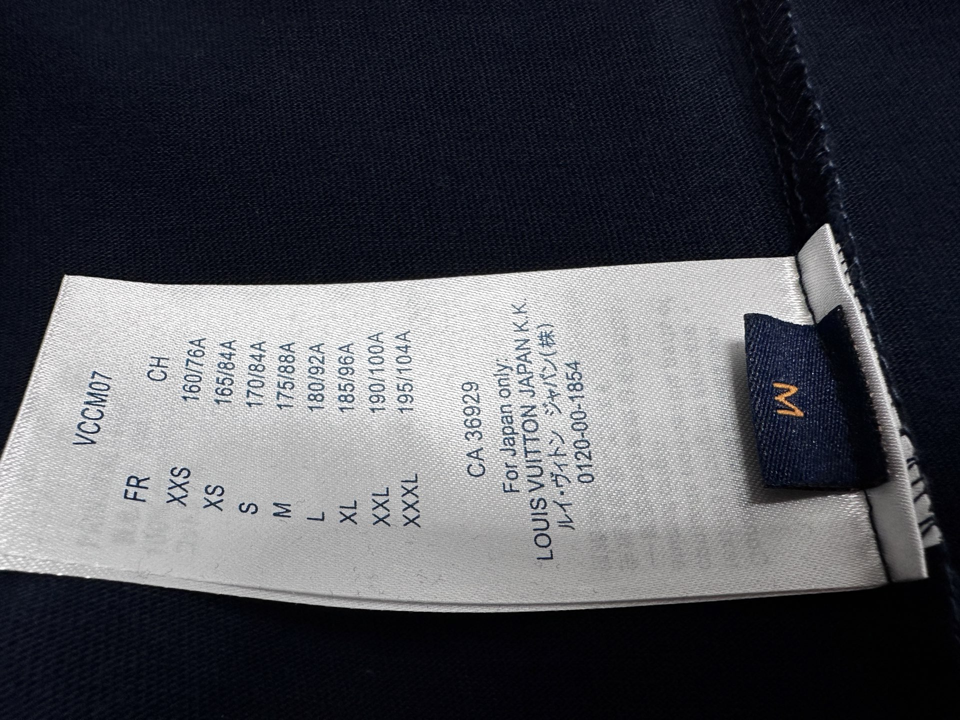 💰85
【Louis Vuitto*】路易25ss 字母短袖T恤
全套定制辅料，所有细节完美还原 定织定染260g纯棉双纱紧密棉面料，洗水后达280g +2x2配套螺纹，
精细的细节处理，造就了立体浮雕的效果。
上身超赞.男女同款 各种身材都可轻松驾驭，值得入手的一件精品！
尺码：S-XL