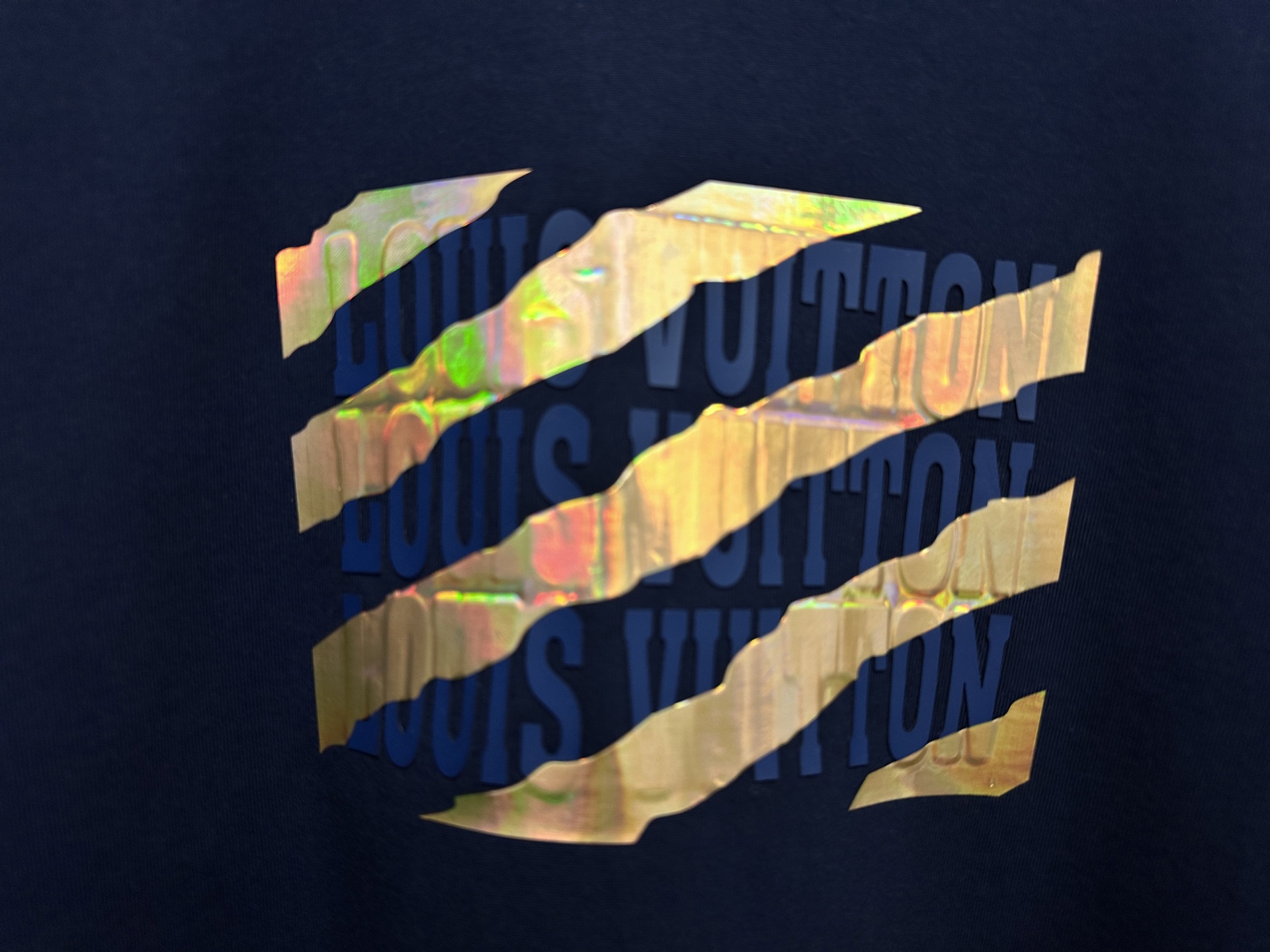 💰85
【Louis Vuitto*】路易25ss 字母短袖T恤
全套定制辅料，所有细节完美还原 定织定染260g纯棉双纱紧密棉面料，洗水后达280g +2x2配套螺纹，
精细的细节处理，造就了立体浮雕的效果。
上身超赞.男女同款 各种身材都可轻松驾驭，值得入手的一件精品！
尺码：S-XL