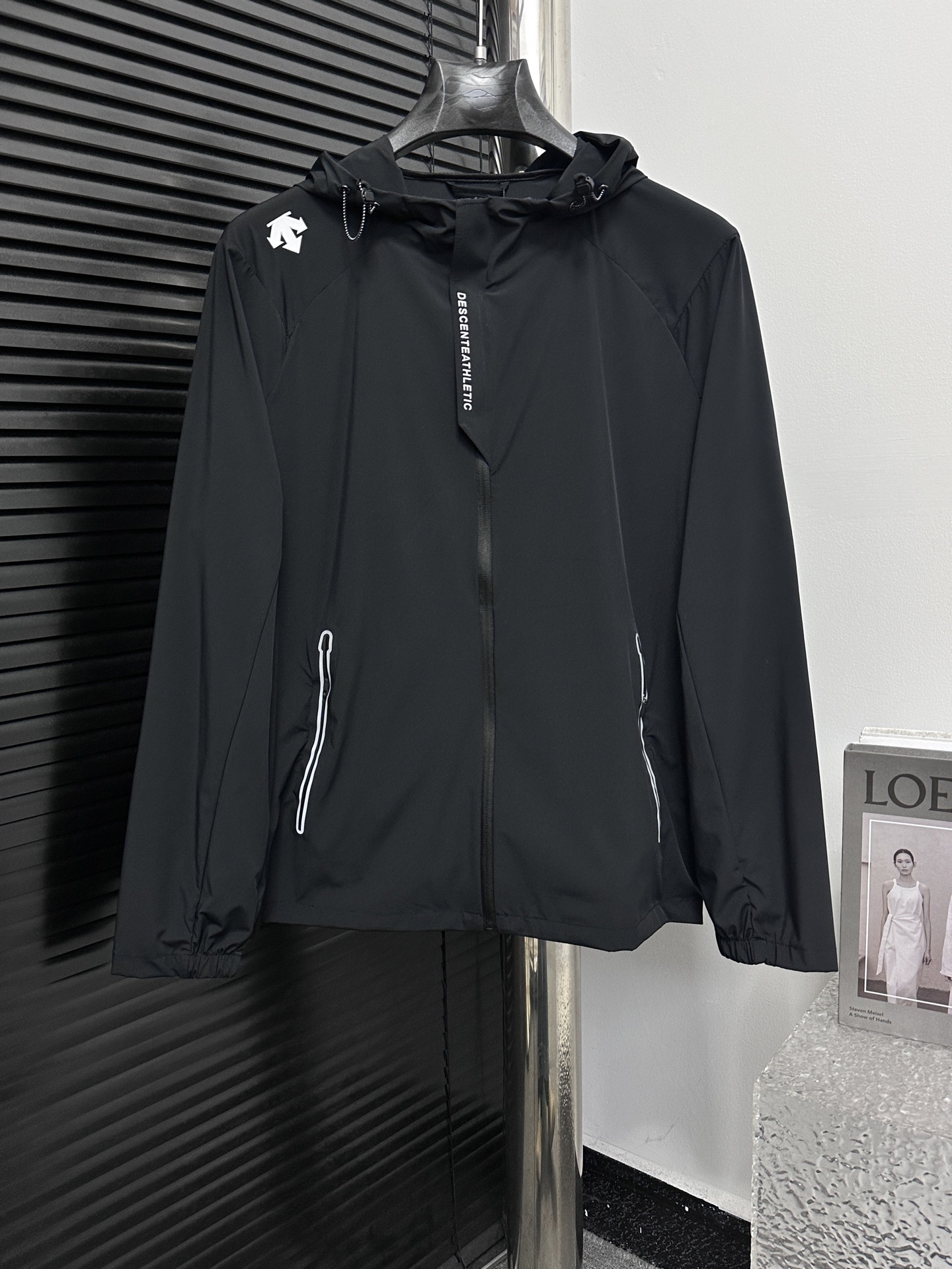 【DESCENTE】Camiseta de protección solar de secado rápido y transpirable de Descente. Colores: negro, gris blanco, gris v…