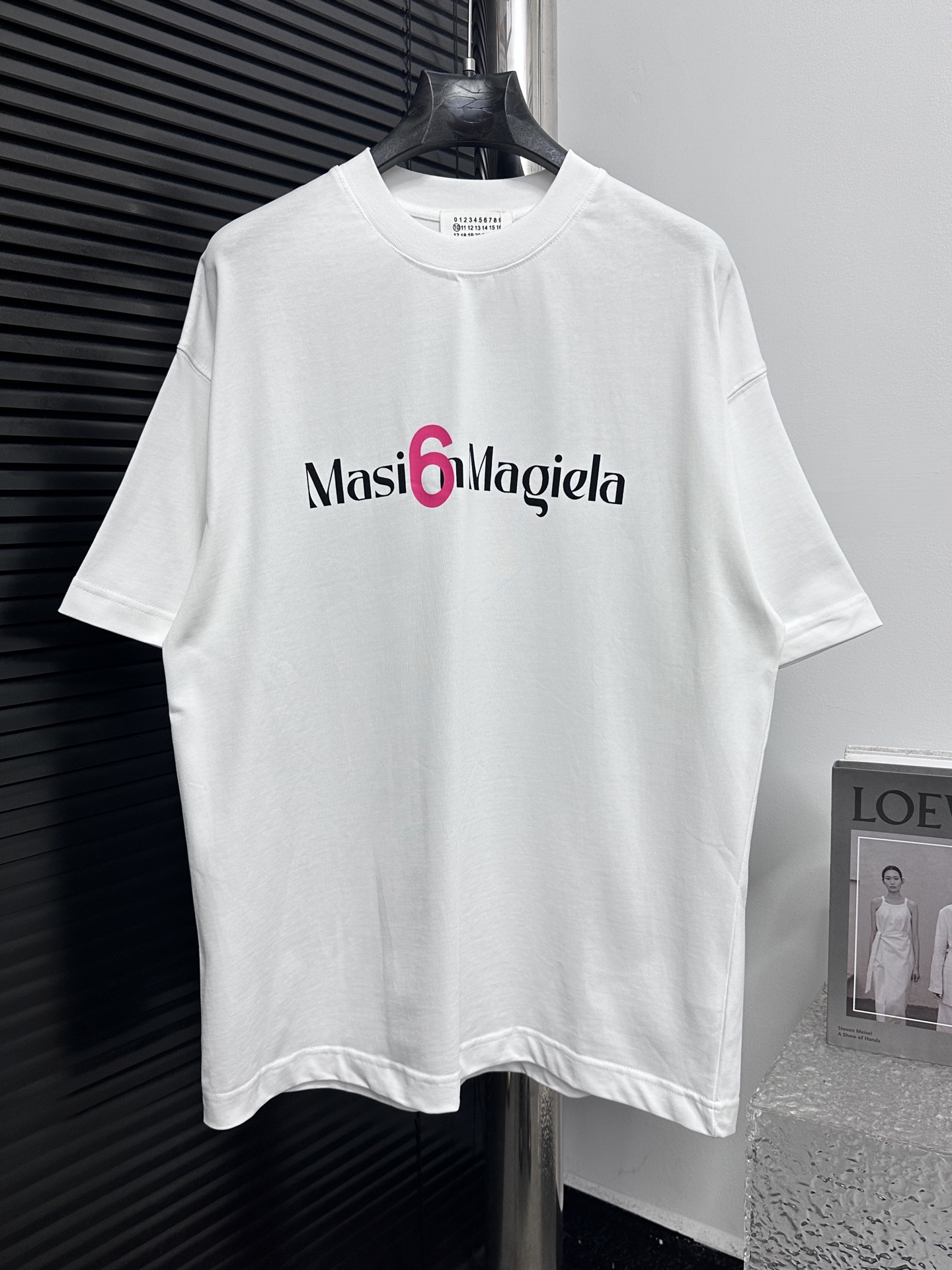 【Maison Margiela】Camiseta de manga corta con estampado de letras y números 24ss, logo refinado y actualizado, inspirado…