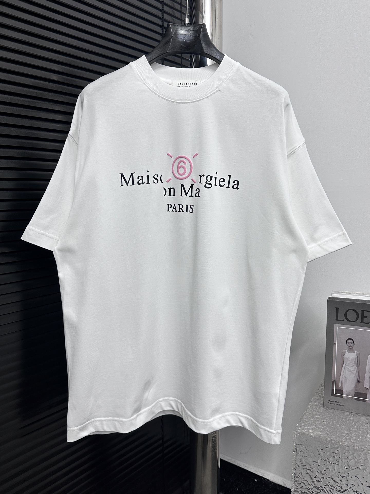 【Maison Margiela】Camiseta de manga corta con estampado de letras y números 24ss, logo refinado y actualizado, tejido or…