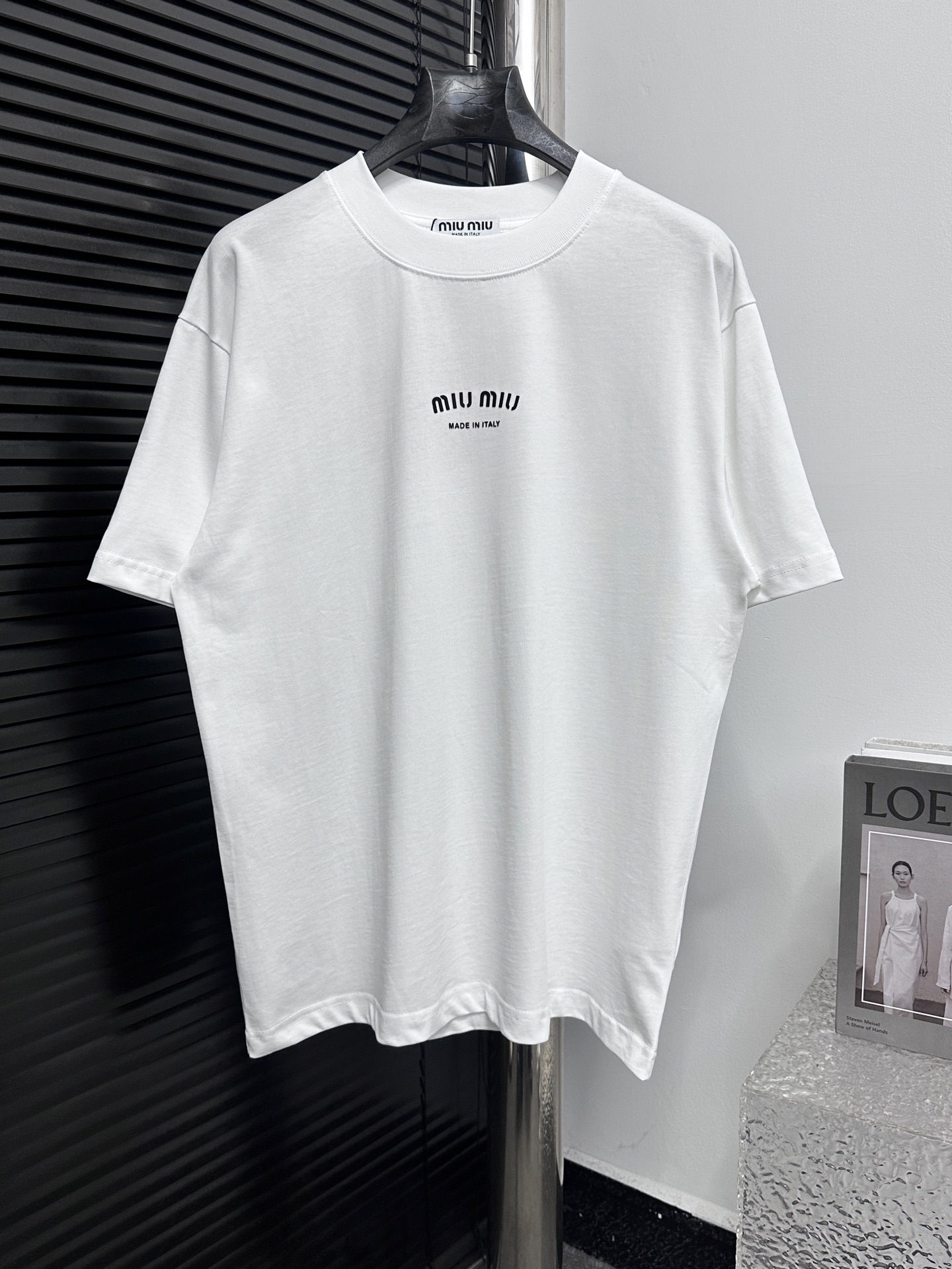 [Miu Miu] Miumiu 25ss new letter T-shirt, using 260g double sand cotton, stands out on simple lines, thanks to its icon…