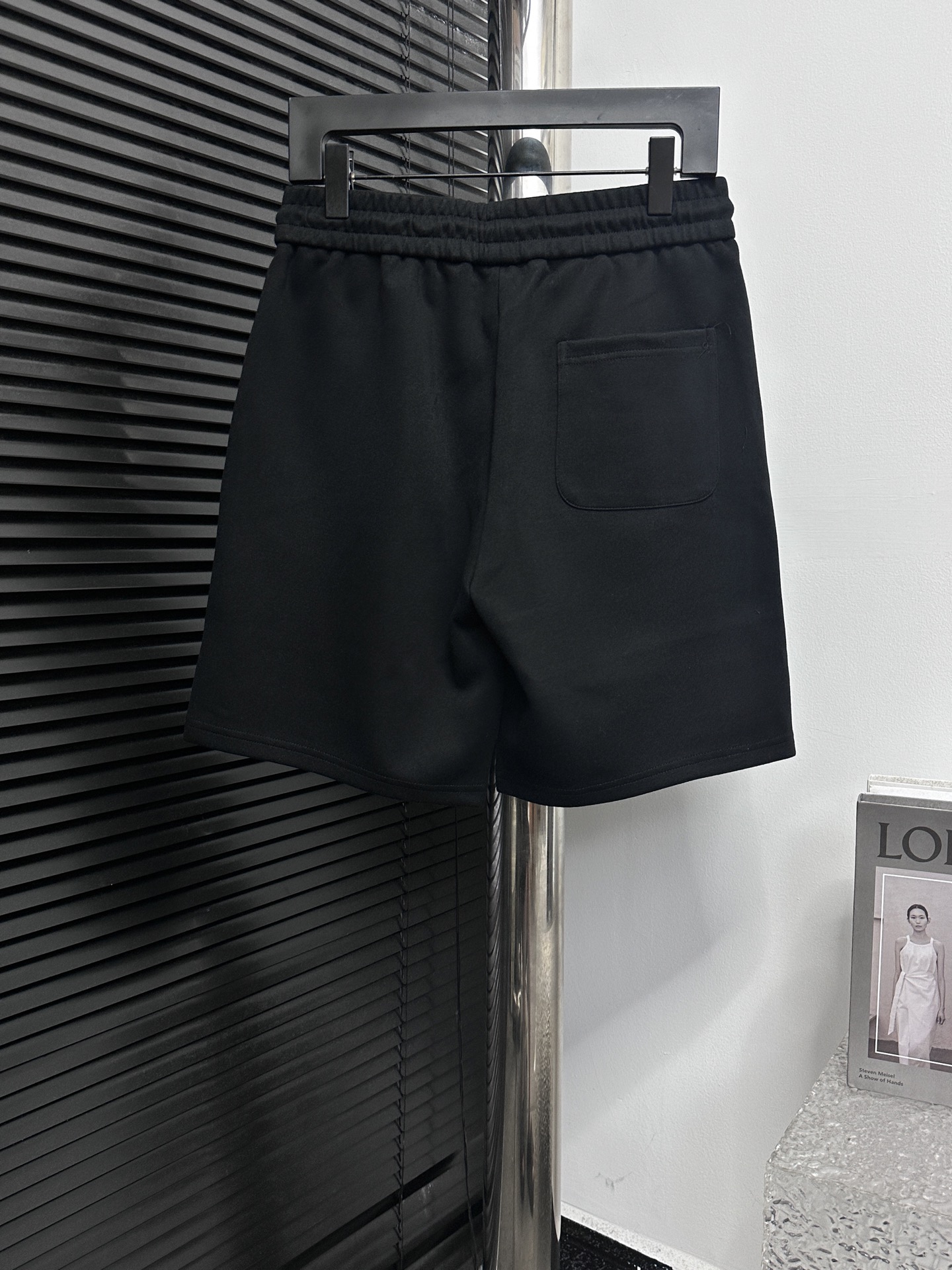 💰85
【Balenciaga】巴黎新款涂鸦字母印花短裤
采用发泡印花设计工艺，定位裁剪，进口胶浆网点印花，不规则泼墨涂鸦印花! 男女同款
颜色:黑色
尺码:S-XL
