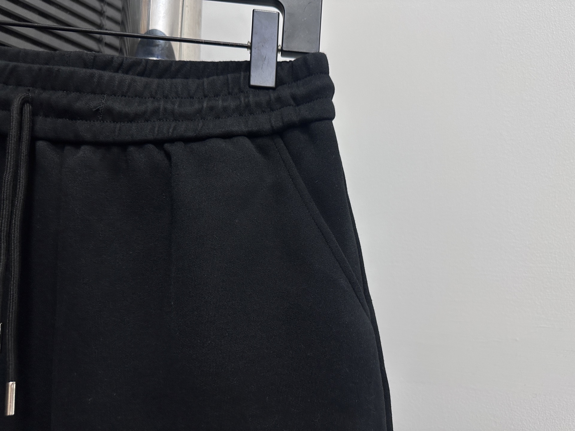 💰85
【Balenciaga】巴黎新款涂鸦字母印花短裤
采用发泡印花设计工艺，定位裁剪，进口胶浆网点印花，不规则泼墨涂鸦印花! 男女同款
颜色:黑色
尺码:S-XL