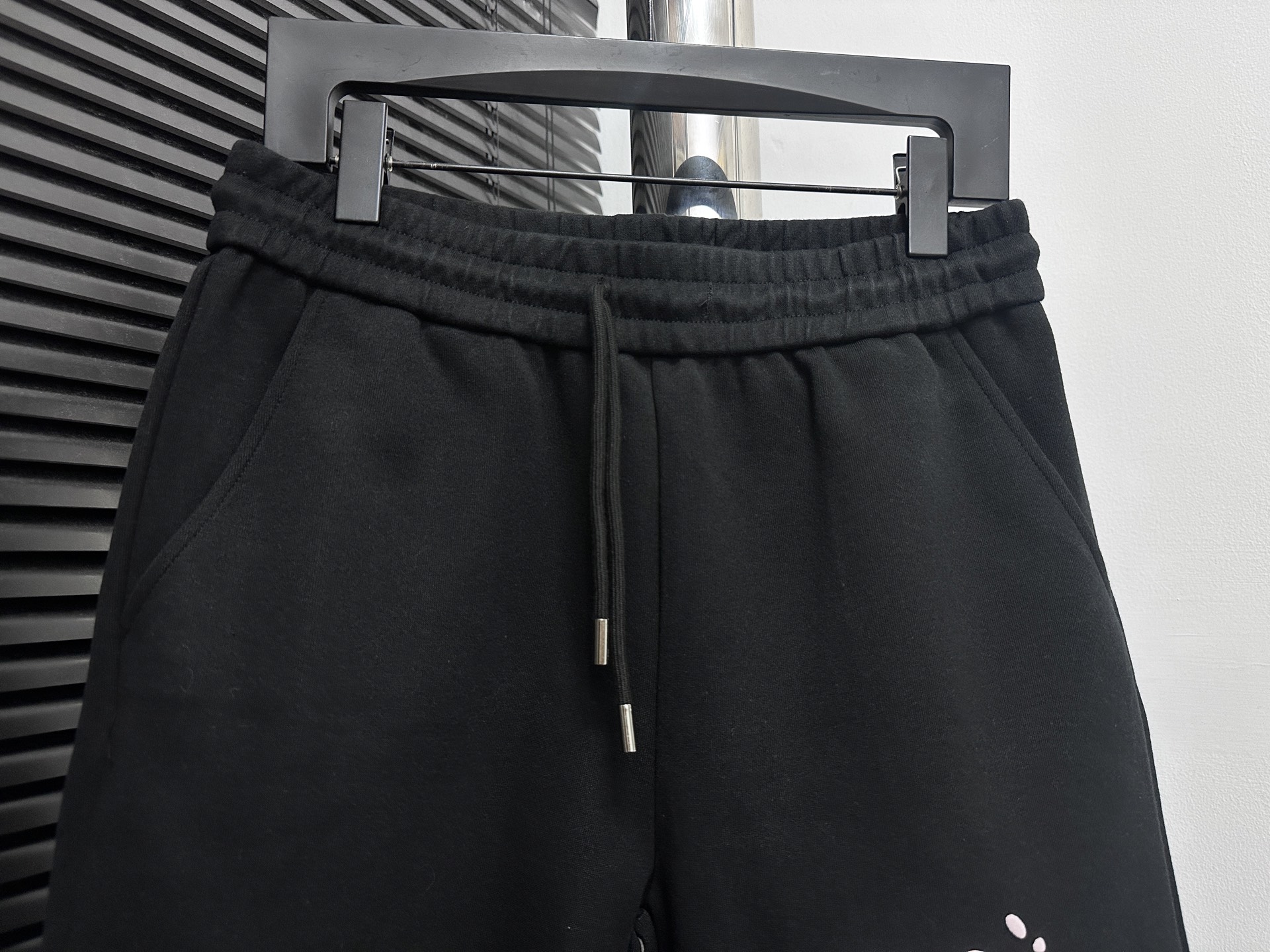💰85
【Balenciaga】巴黎新款涂鸦字母印花短裤
采用发泡印花设计工艺，定位裁剪，进口胶浆网点印花，不规则泼墨涂鸦印花! 男女同款
颜色:黑色
尺码:S-XL