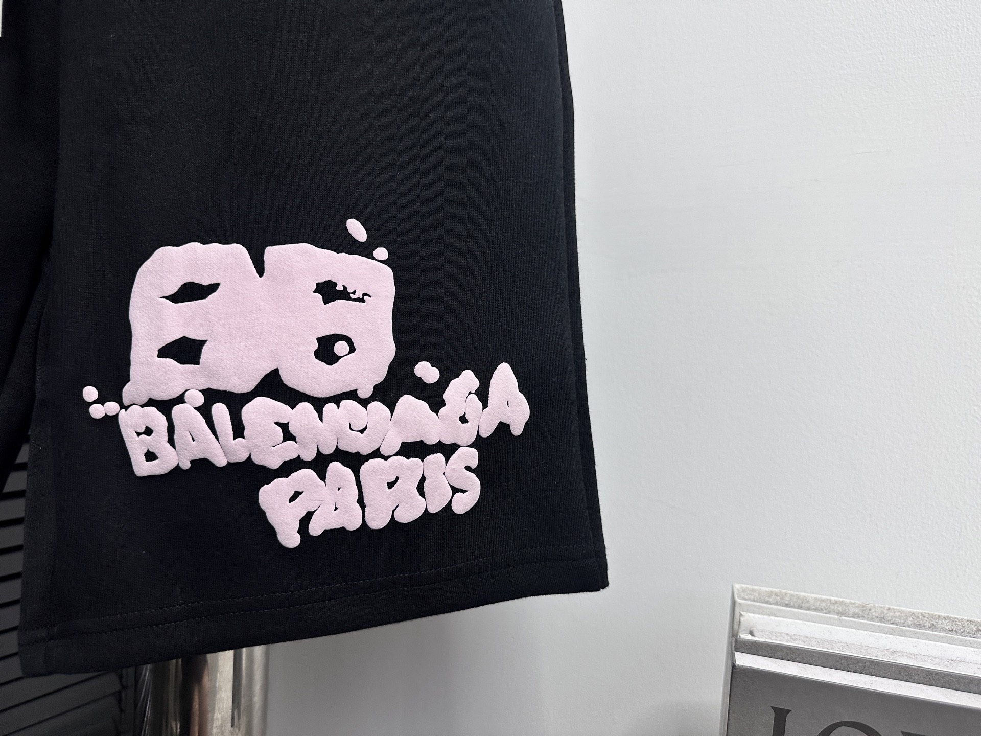 💰85
【Balenciaga】巴黎新款涂鸦字母印花短裤
采用发泡印花设计工艺，定位裁剪，进口胶浆网点印花，不规则泼墨涂鸦印花! 男女同款
颜色:黑色
尺码:S-XL