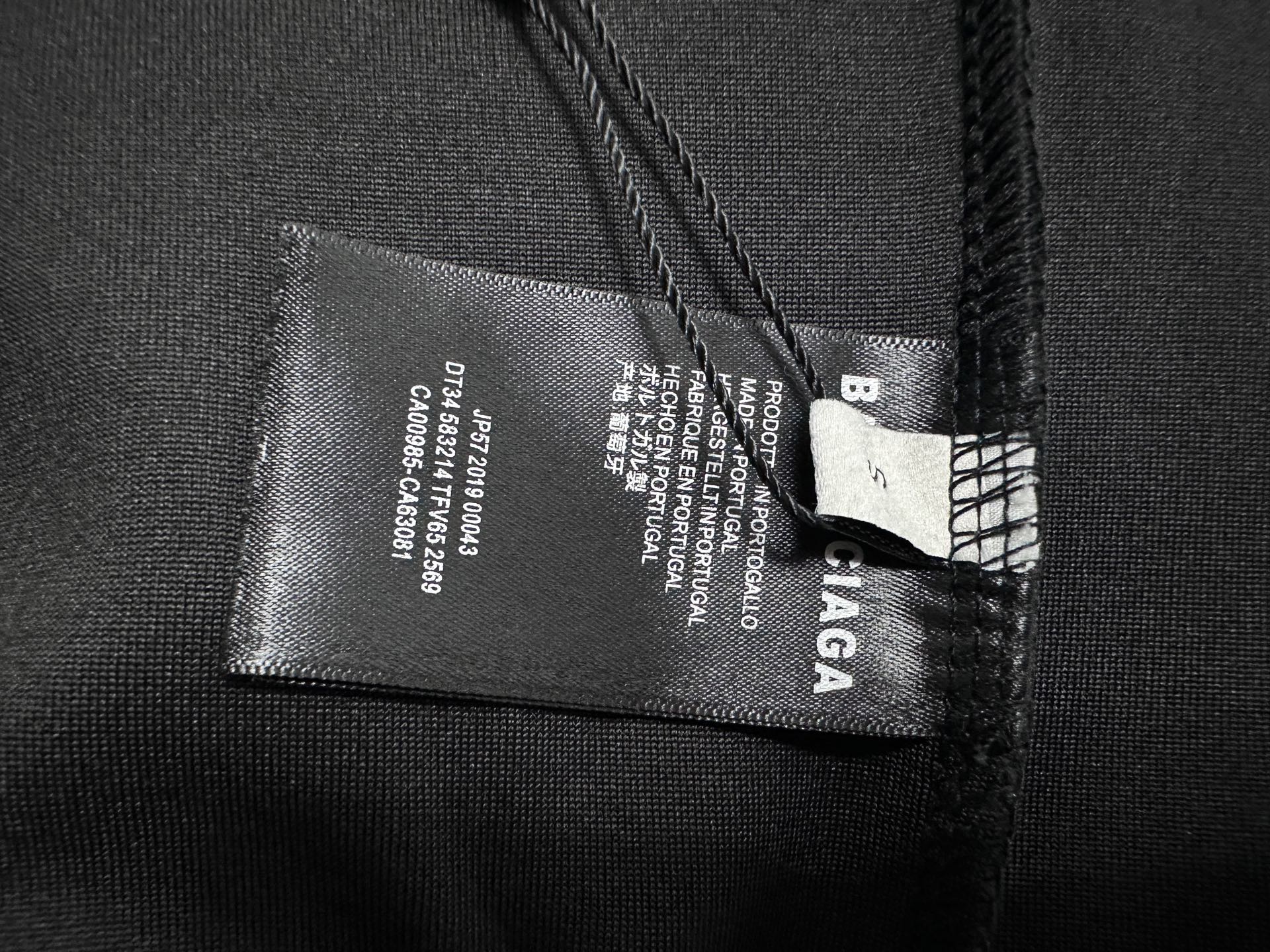 💰85
【Balenciaga】巴黎新款涂鸦字母印花短裤
采用发泡印花设计工艺，定位裁剪，进口胶浆网点印花，不规则泼墨涂鸦印花! 男女同款
颜色:黑色
尺码:S-XL