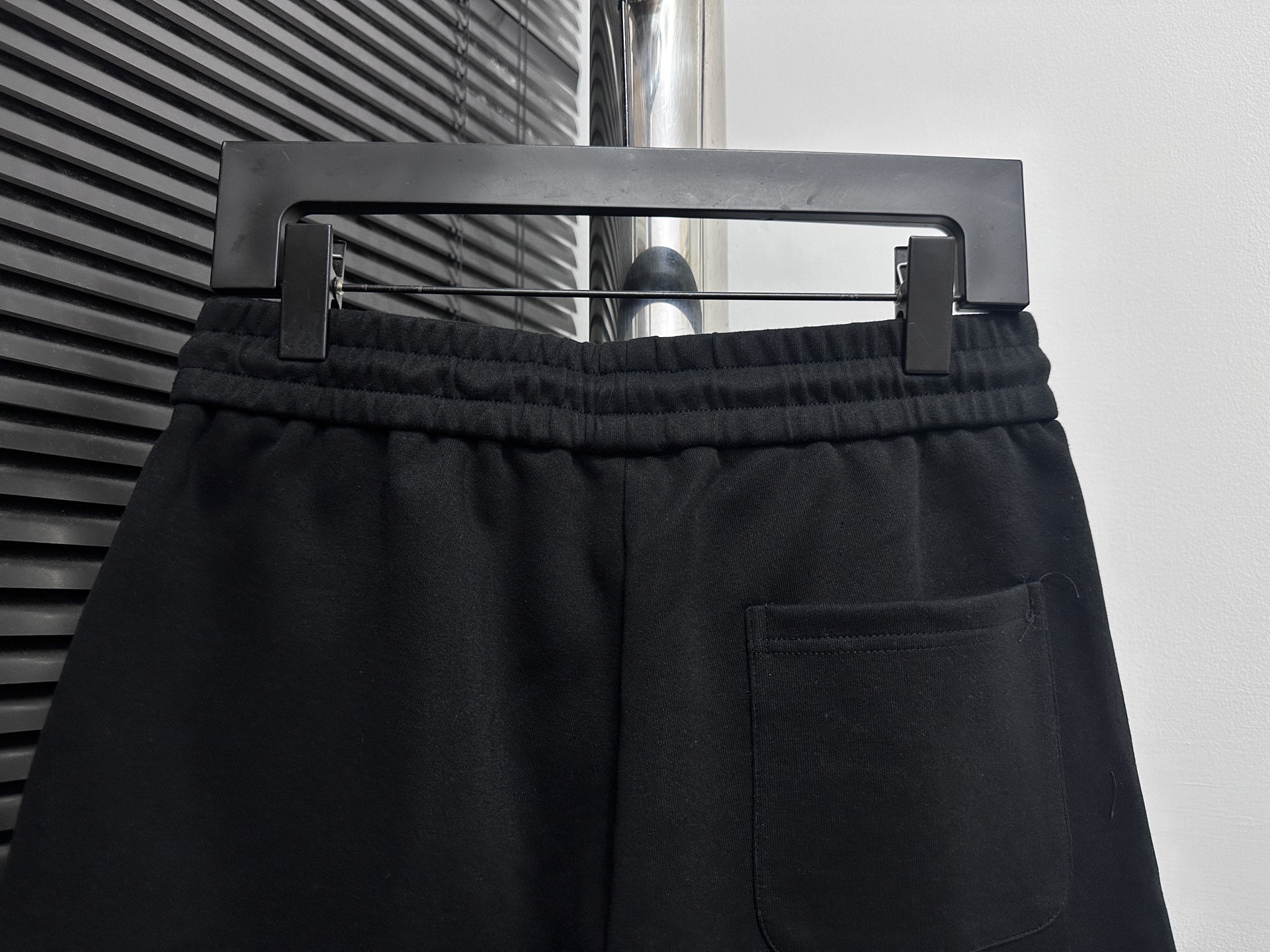 💰85
【Balenciaga】巴黎新款涂鸦字母印花短裤
采用发泡印花设计工艺，定位裁剪，进口胶浆网点印花，不规则泼墨涂鸦印花! 男女同款
颜色:黑色
尺码:S-XL