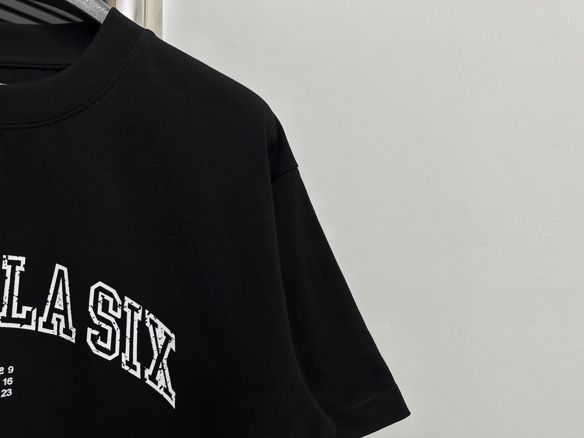 💰80
【Maison Margiela】马吉拉24ss字母数字印花T恤短袖
logo标识精致升级，原版面料官方同款短袖t恤
面料手感非常舒服春夏砖柜同步 时尚又个性超级百搭好看男女都非常合适人手必备
颜色：黑色，白色
尺码：XS-L