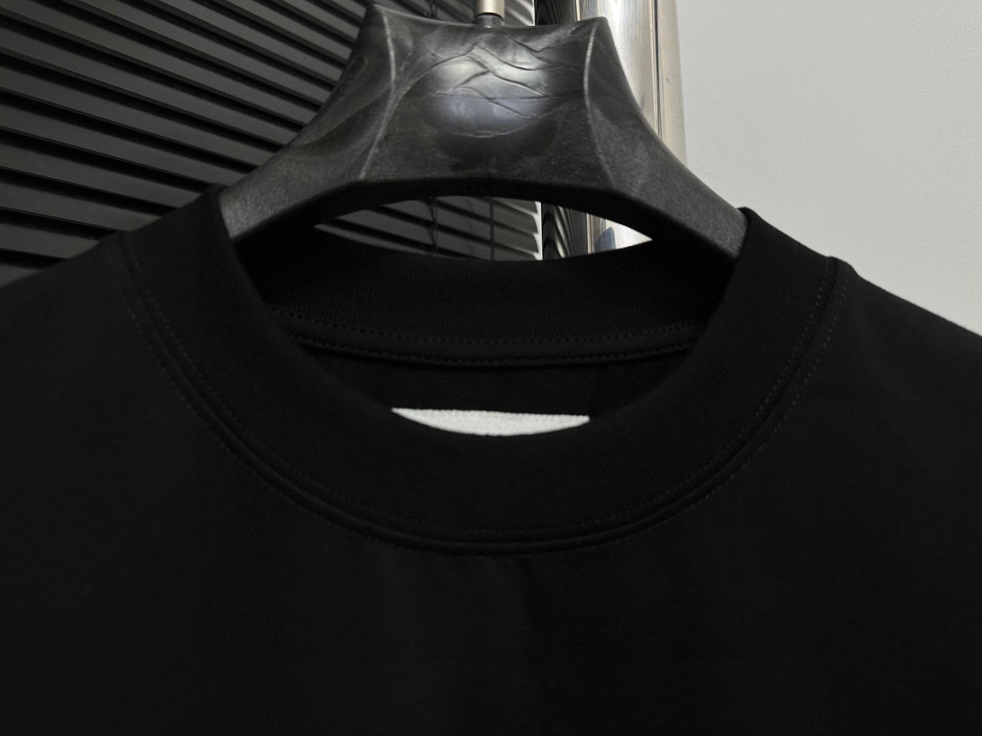 💰80
【Maison Margiela】马吉拉24ss字母数字印花T恤短袖
logo标识精致升级，原版面料官方同款短袖t恤
面料手感非常舒服春夏砖柜同步 时尚又个性超级百搭好看男女都非常合适人手必备
颜色：黑色，白色
尺码：XS-L