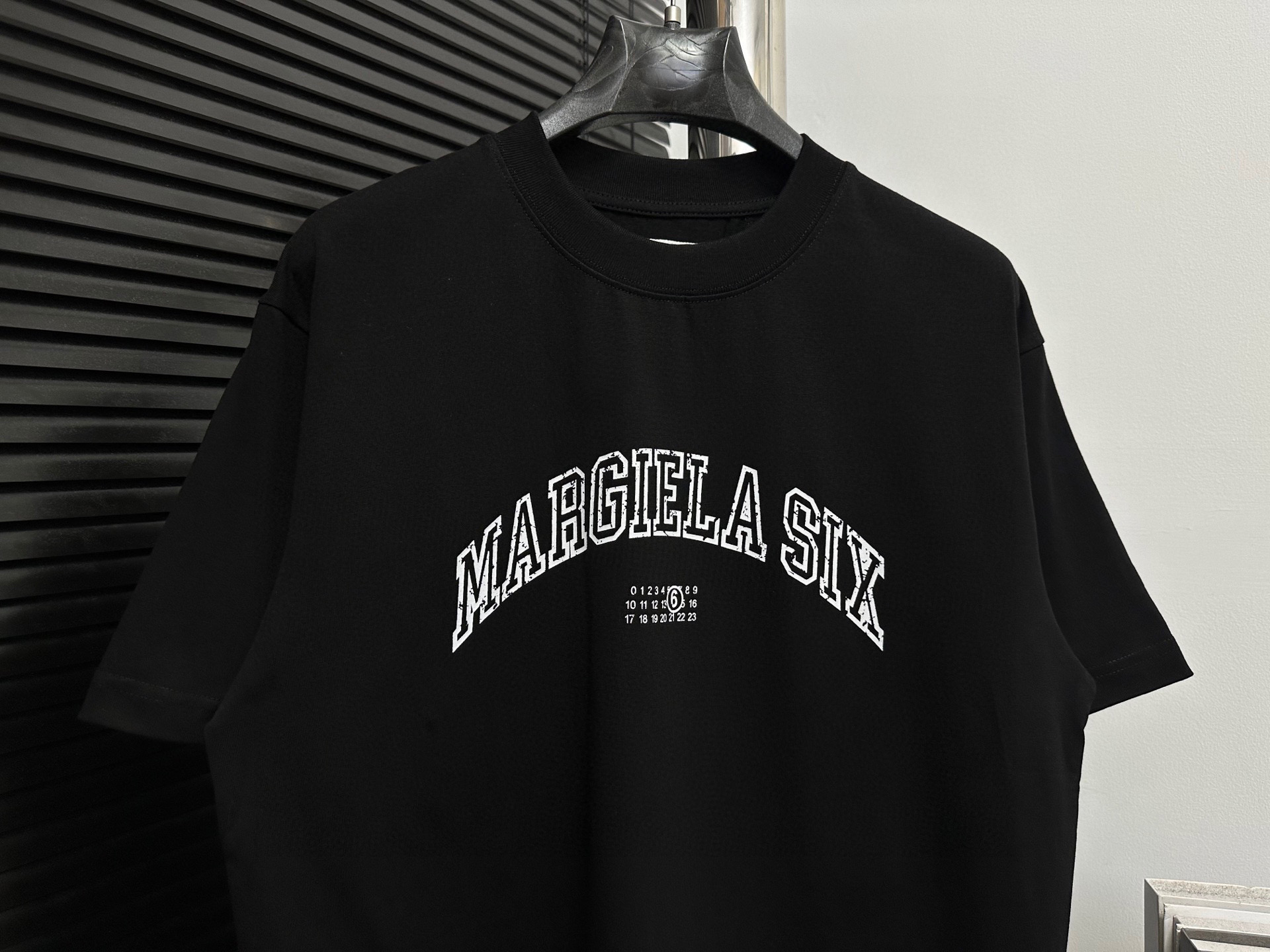 💰80
【Maison Margiela】马吉拉24ss字母数字印花T恤短袖
logo标识精致升级，原版面料官方同款短袖t恤
面料手感非常舒服春夏砖柜同步 时尚又个性超级百搭好看男女都非常合适人手必备
颜色：黑色，白色
尺码：XS-L