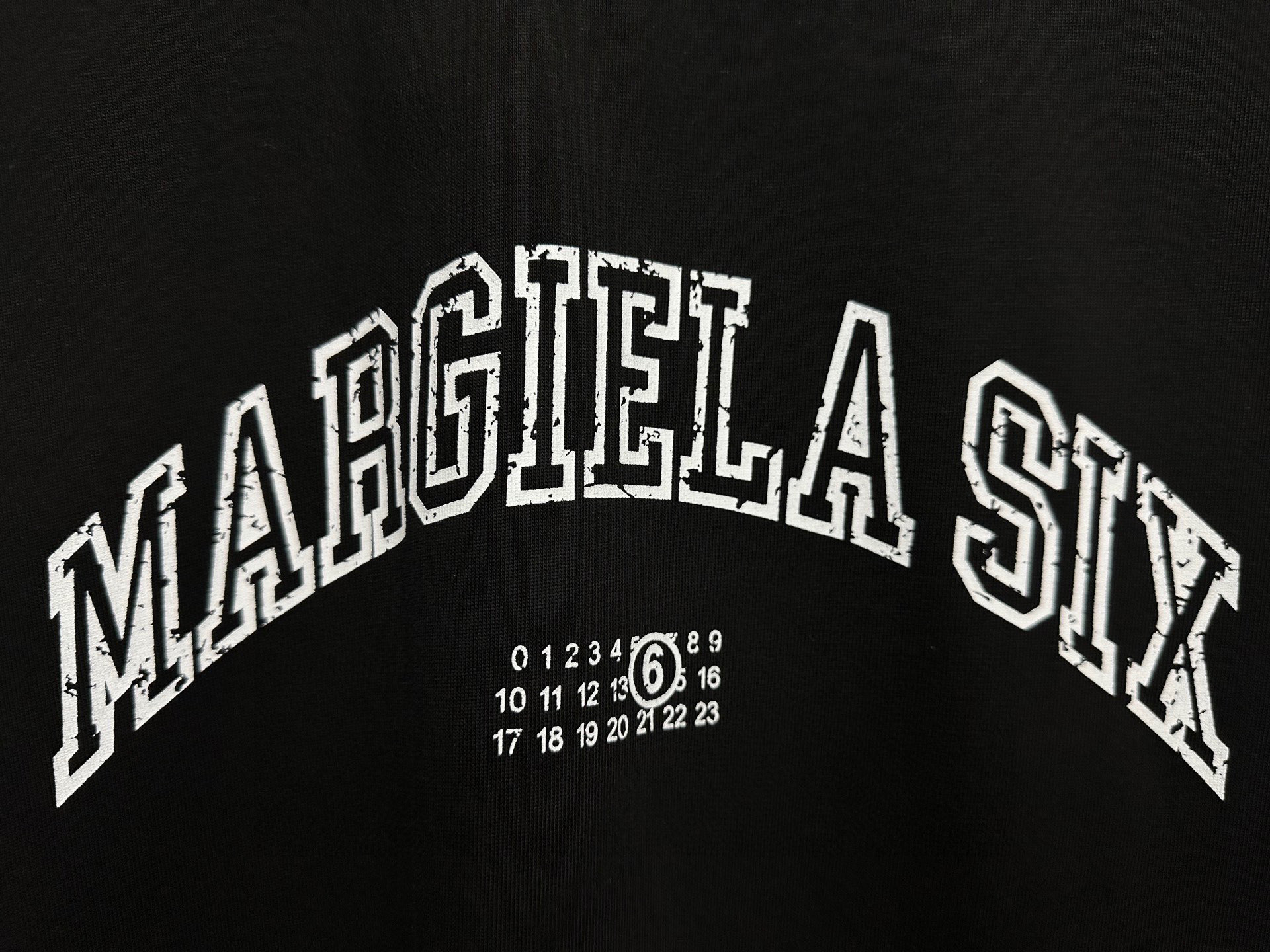 💰80
【Maison Margiela】马吉拉24ss字母数字印花T恤短袖
logo标识精致升级，原版面料官方同款短袖t恤
面料手感非常舒服春夏砖柜同步 时尚又个性超级百搭好看男女都非常合适人手必备
颜色：黑色，白色
尺码：XS-L