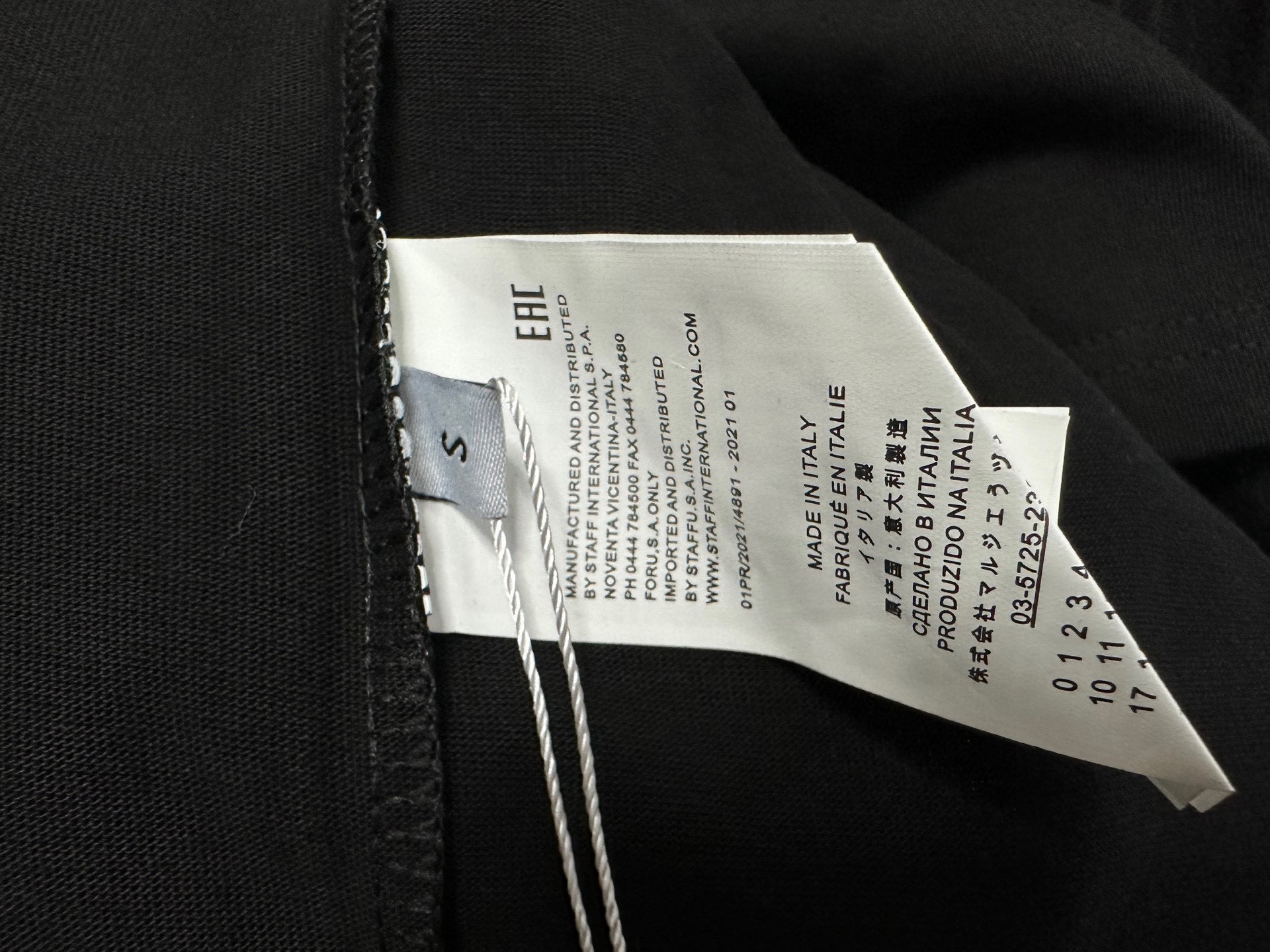 💰80
【Maison Margiela】马吉拉24ss字母数字印花T恤短袖
logo标识精致升级，原版面料官方同款短袖t恤
面料手感非常舒服春夏砖柜同步 时尚又个性超级百搭好看男女都非常合适人手必备
颜色：黑色，白色
尺码：XS-L