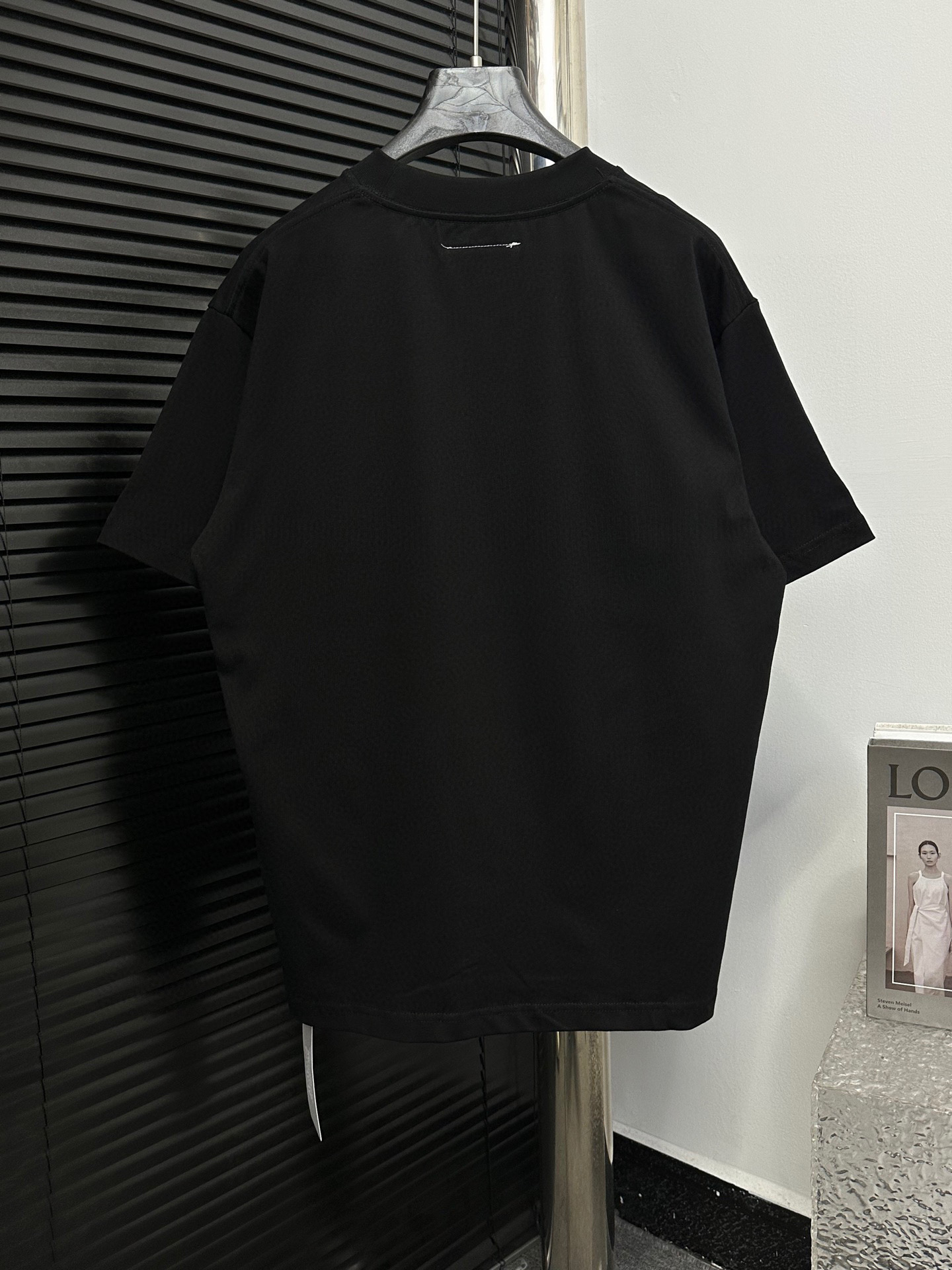 💰80
【Maison Margiela】马吉拉24ss字母数字印花T恤短袖
logo标识精致升级，原版面料官方同款短袖t恤
面料手感非常舒服春夏砖柜同步 时尚又个性超级百搭好看男女都非常合适人手必备
颜色：黑色，白色
尺码：XS-L